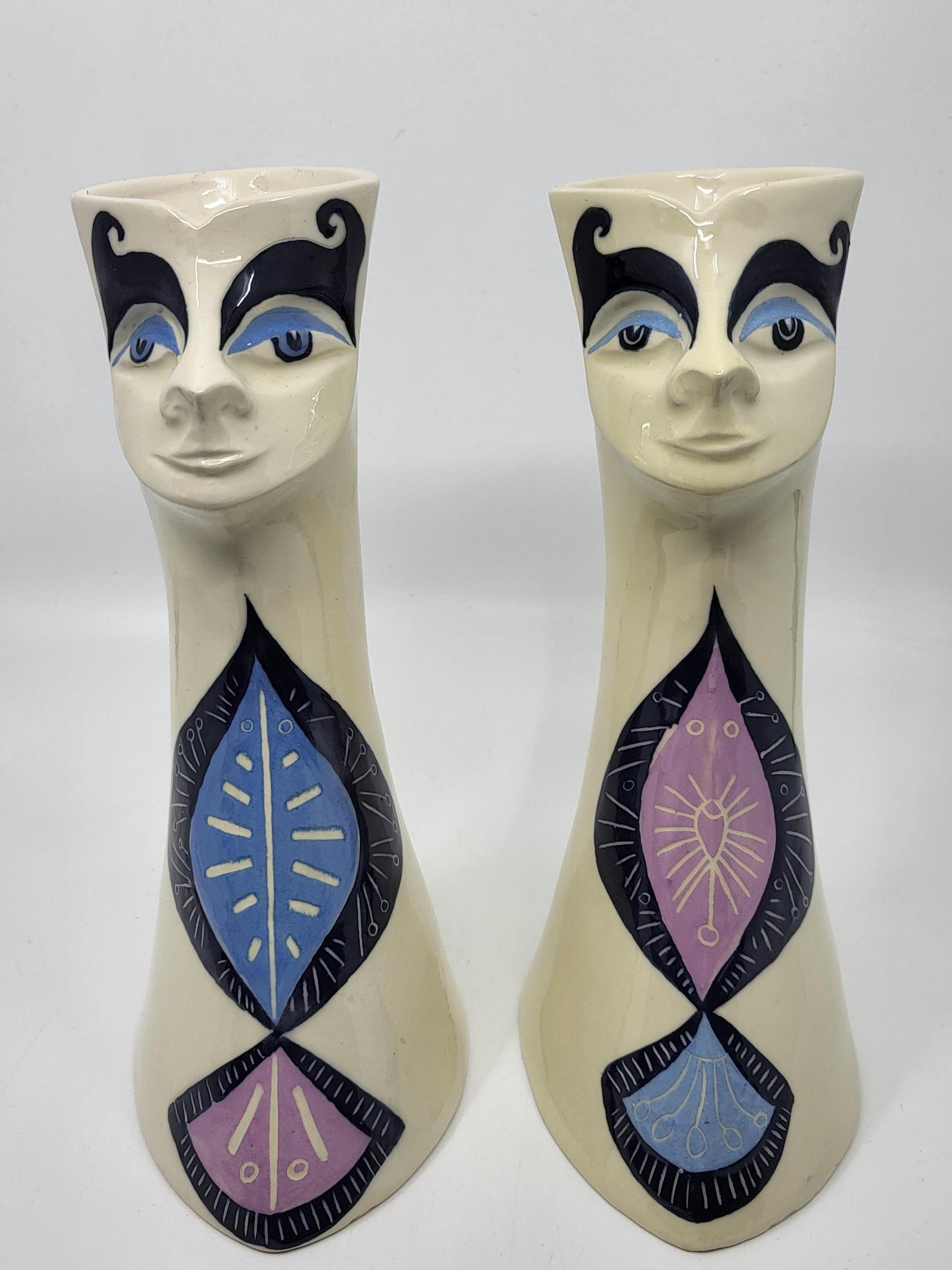 Ensemble di vasi antropomorfi di Gabrielle Mackiewicz in céramique française, che illustrano visages égyptiens fascinants et intrigants. Ogni pezzo misura circa 21 centimetri di altezza, il che li rende non solo accattivanti ma anche ideali per una