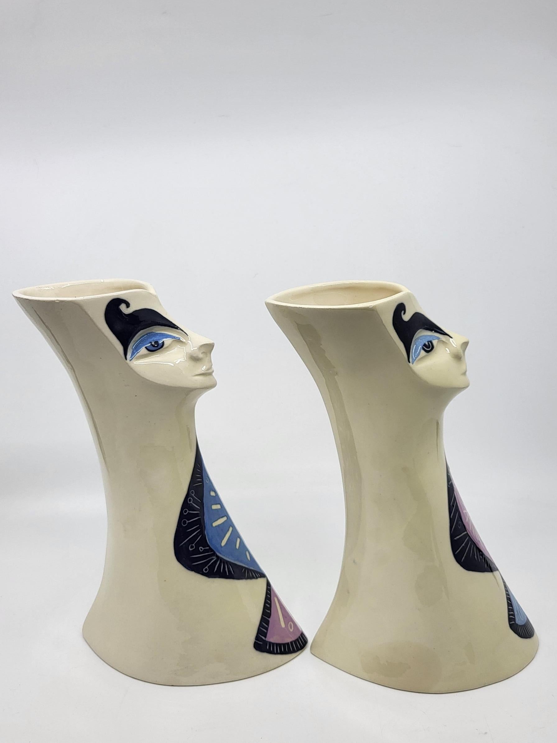 Francese Paires de Vases Anthropomorphe Gabrielle Mackiewicz en céramique Francaise in vendita