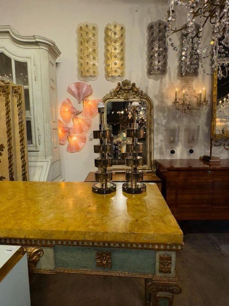 Il s'agit d'une paire de lampes de style moderne en verre de Murano de couleur 