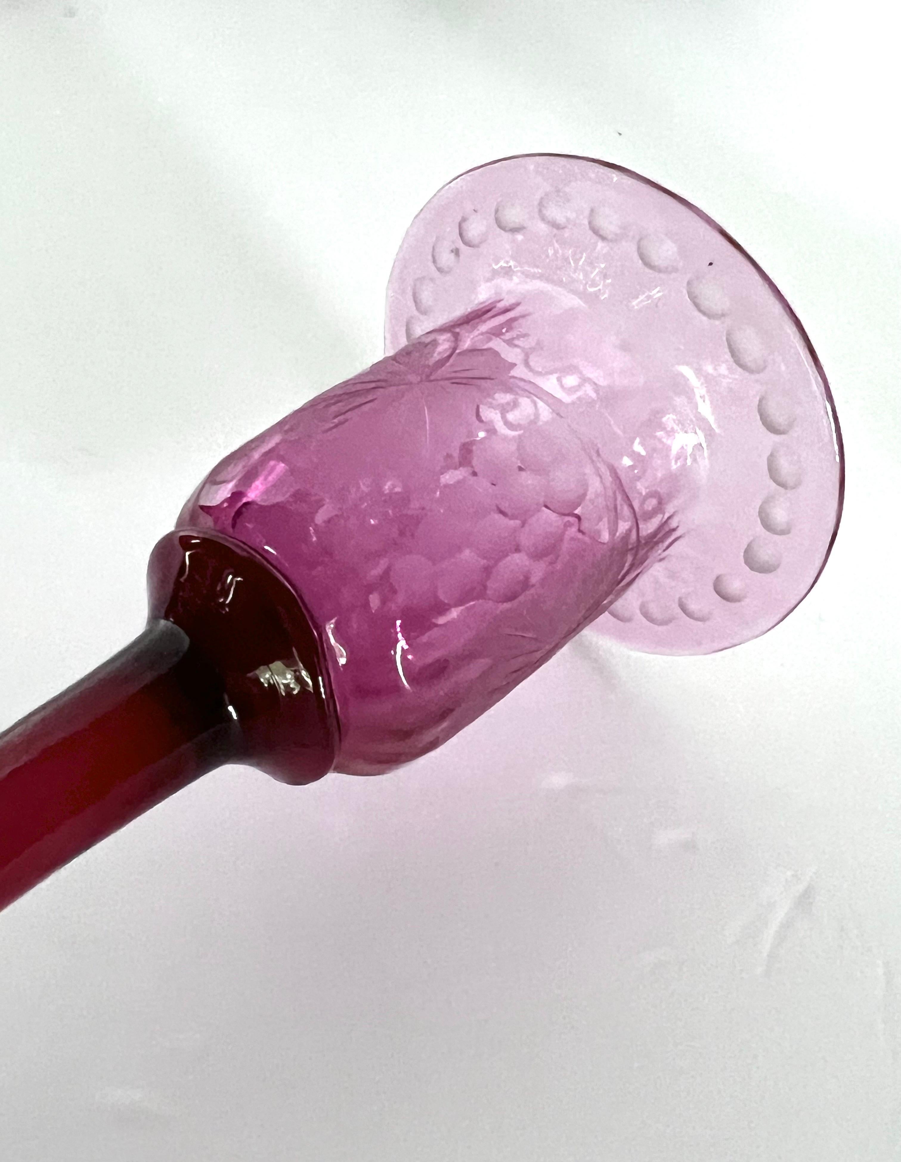 Rari portacandele in cristallo soffiato a mano Pairpoint con connettori a bolla controllata. Per finire, le bobeches e le basi sono tagliate a ruota con un semplice ed elegante motivo floreale. La combinazione di colori in cristallo trasparente e