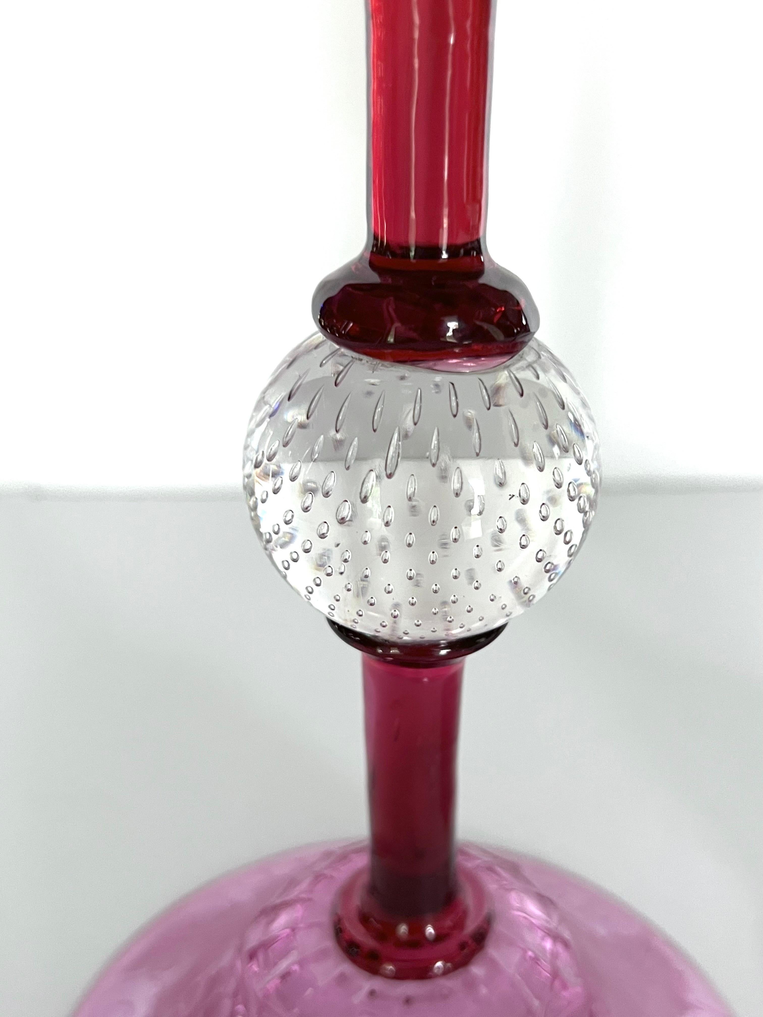 Altro Coppia di candelieri in cristallo inciso color mirtillo rosso, bolla controllata, 1930 ca.