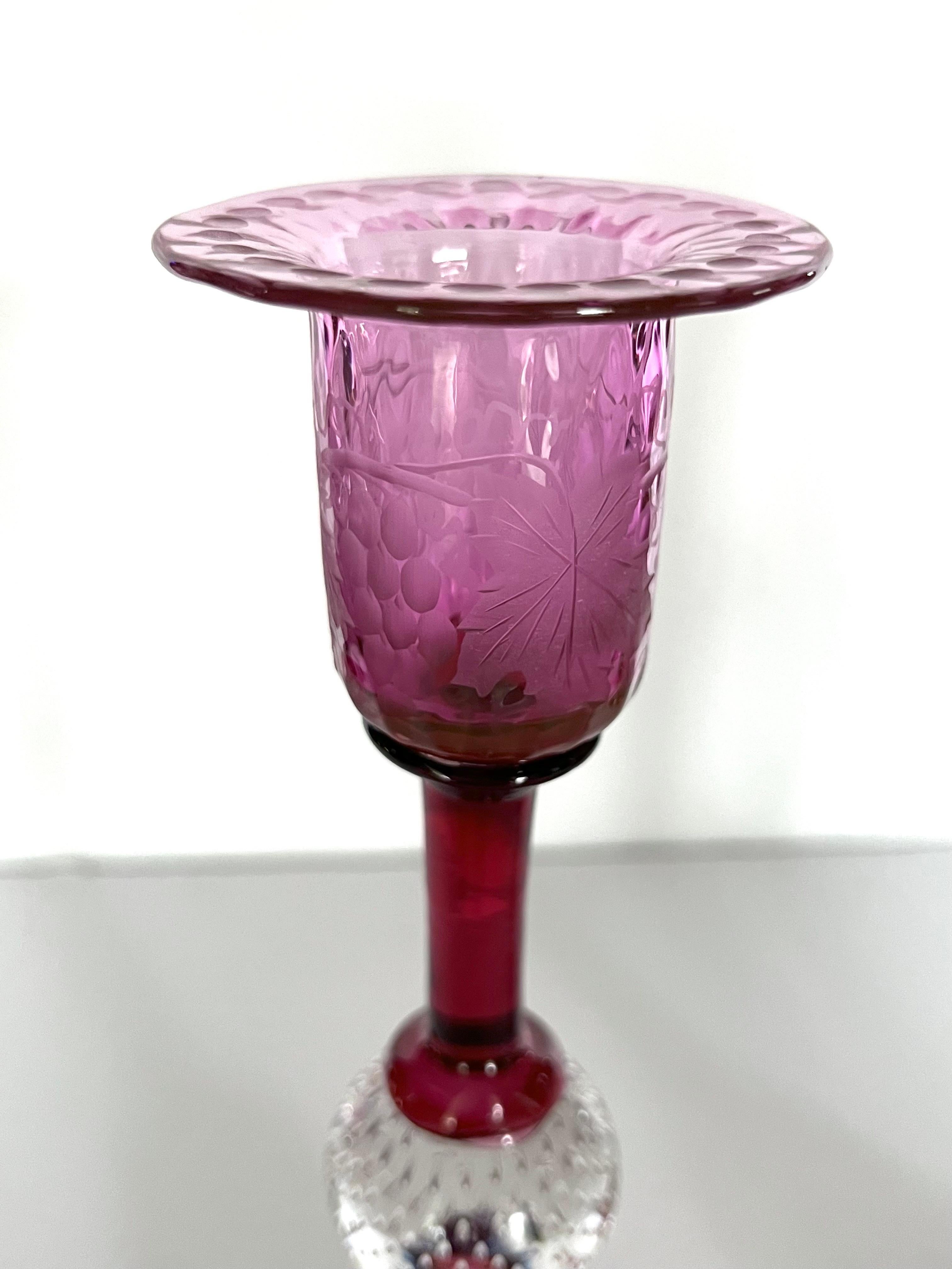 Cristallo Coppia di candelieri in cristallo inciso color mirtillo rosso, bolla controllata, 1930 ca.