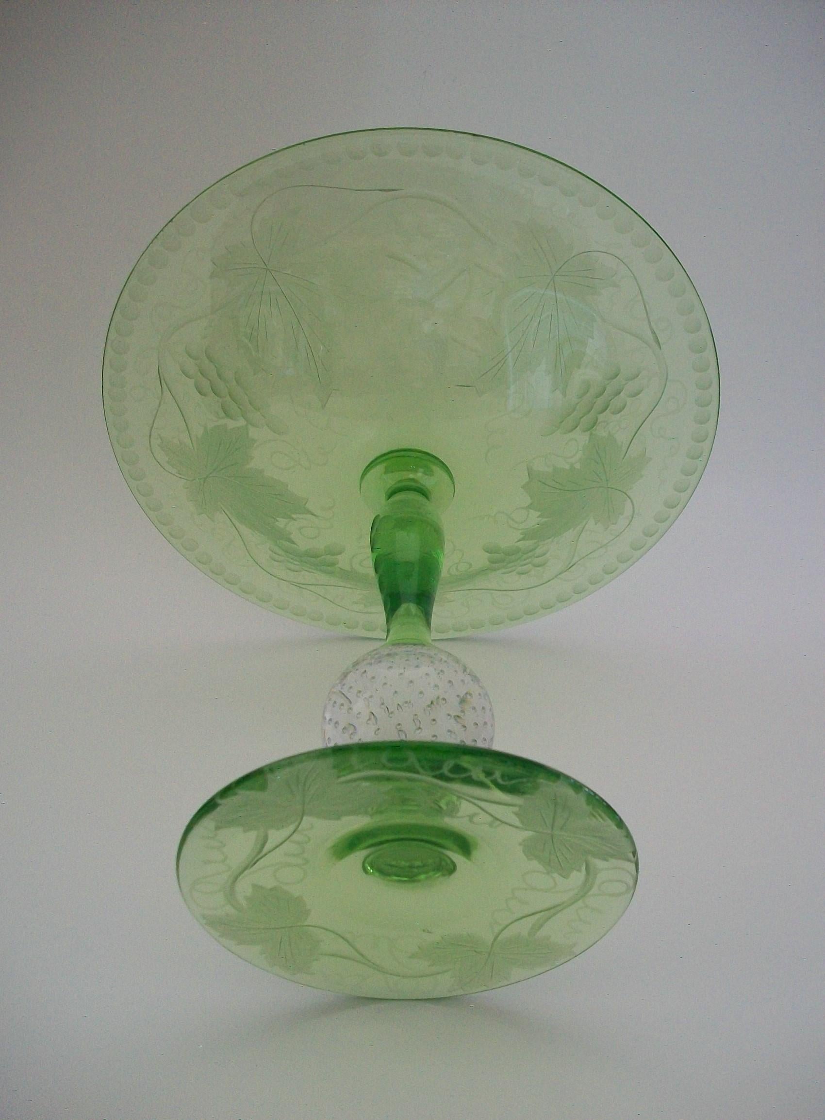 Pairpoint - Etched Glass Compote with Controlled Bubbles - U.S.a. - circa 1930 For Sale 3