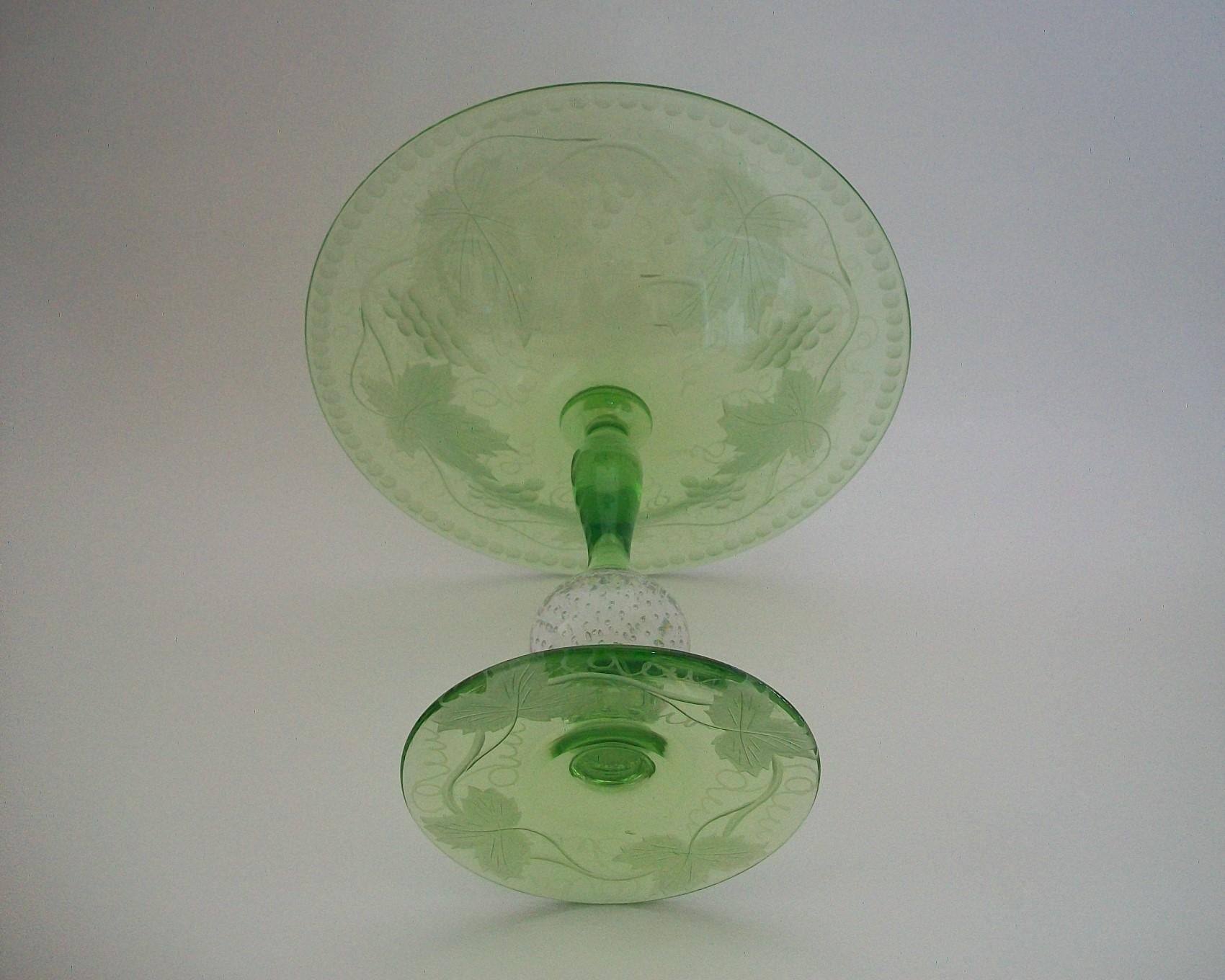 Pairpoint - Etched Glass Compote with Controlled Bubbles - U.S.a. - circa 1930 For Sale 4