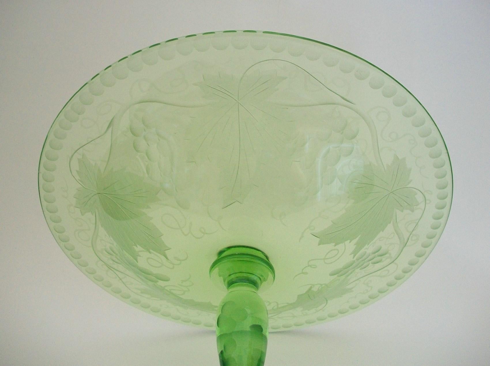 Pairpoint - Etched Glass Compote with Controlled Bubbles - U.S.a. - circa 1930 For Sale 5
