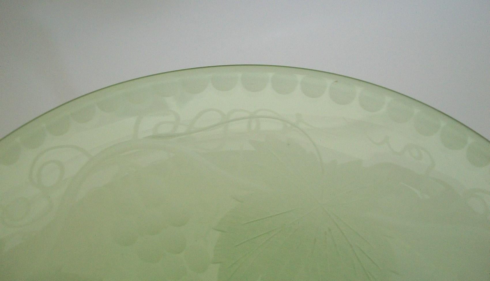 Pairpoint - Etched Glass Compote with Controlled Bubbles - U.S.a. - circa 1930 For Sale 6