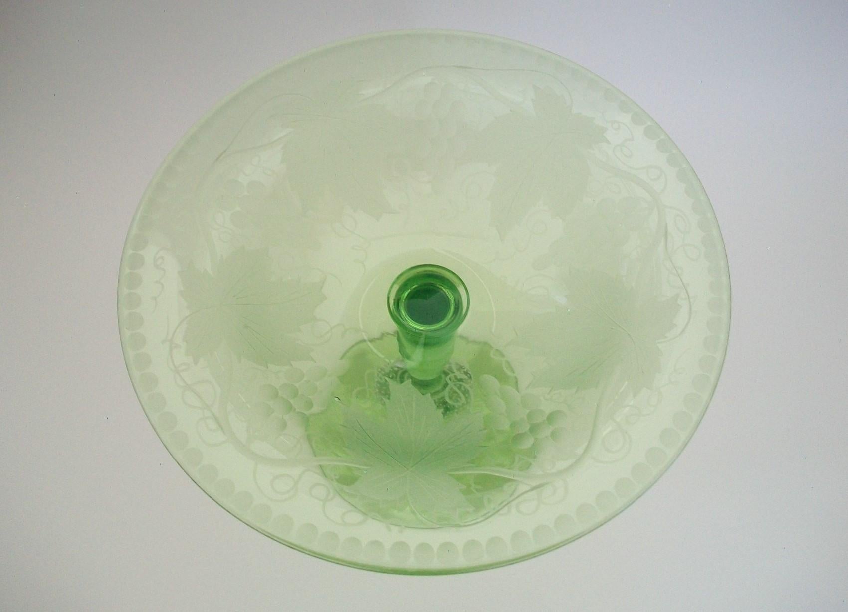 American Classical Pairpoint - Etched Glass Compote with Controlled Bubbles - U.S.a. - circa 1930 For Sale