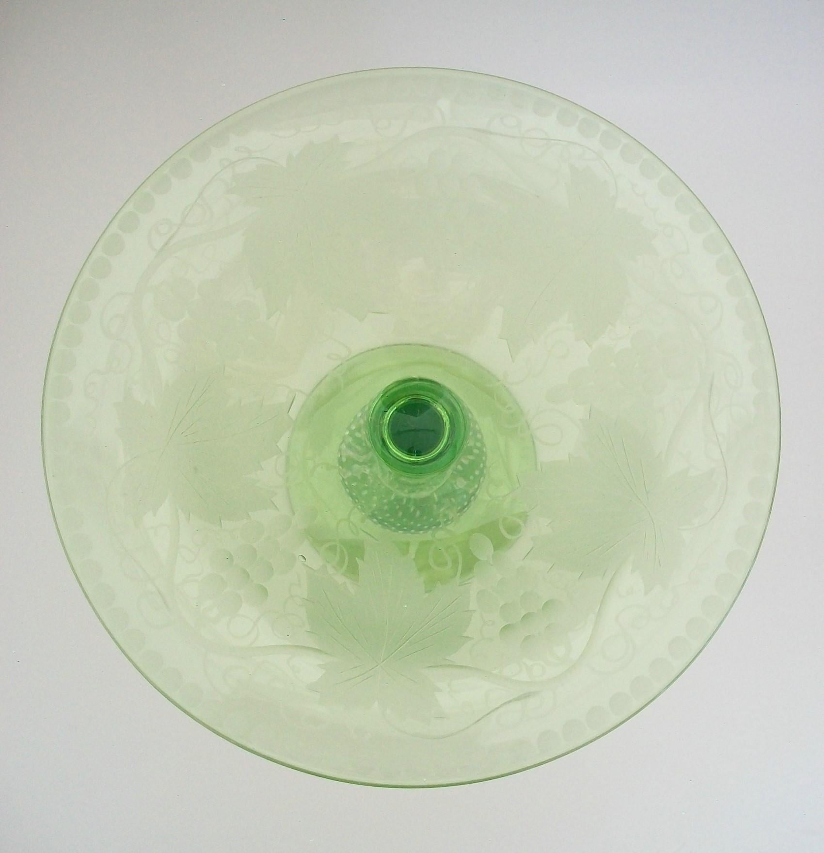 PAIRPOINT – Kompottschale aus geätztem Glas mit kontrollierten Blasen – USA – um 1930 (Radiert) im Angebot