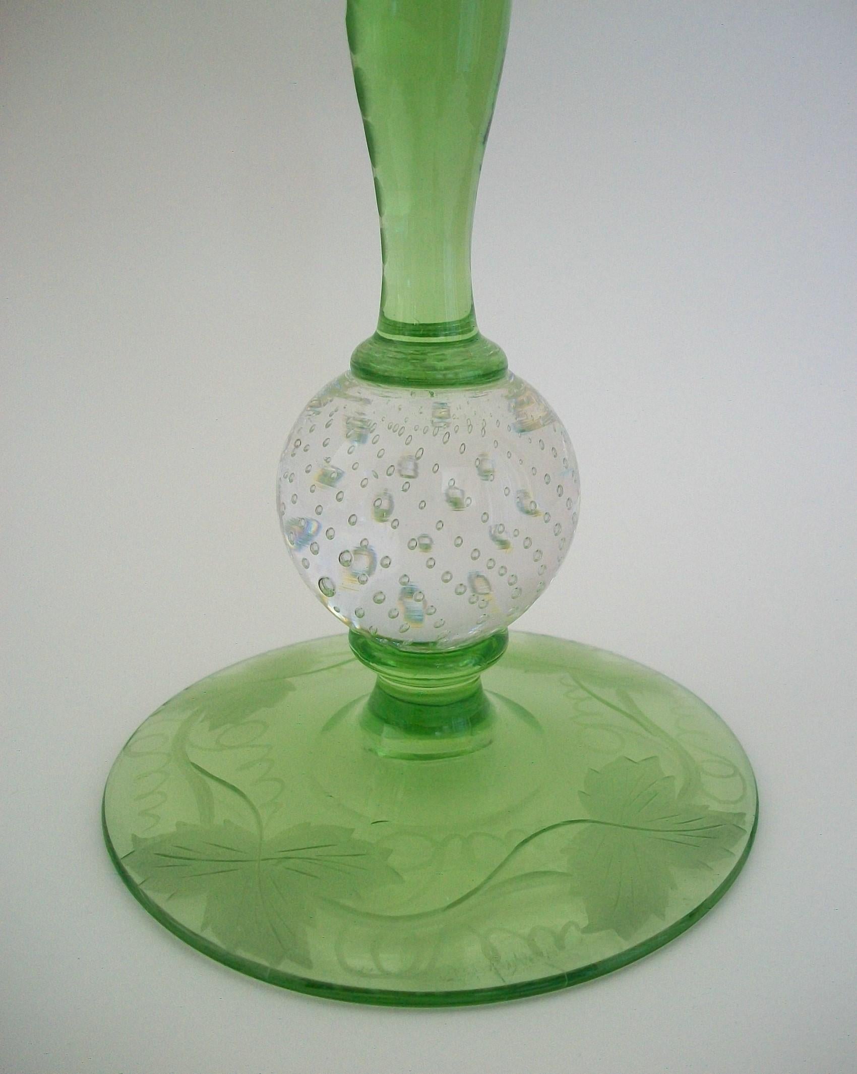 Pairpoint - Etched Glass Compote with Controlled Bubbles - U.S.a. - circa 1930 In Good Condition For Sale In Chatham, ON
