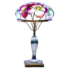 Pairpoint Glass Co. Lampe de bureau en verre teinté à fleurs de coquelicot, abat-jour viennois, 1920