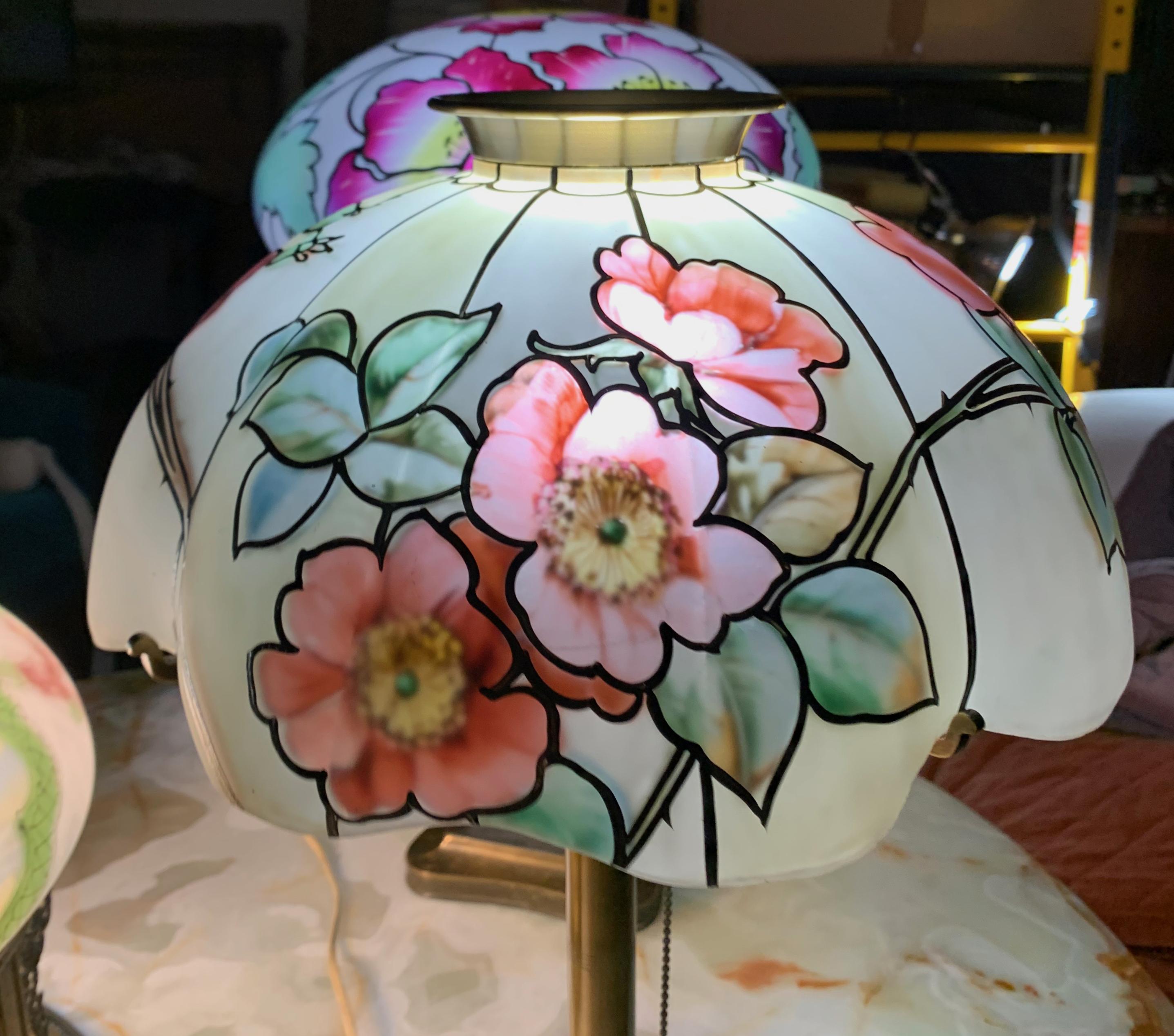 Pairpoint Glass Company Rose Floral Stained Glass Table Lamp, Vienna Shade, 1920 In Good Condition In Brooklyn, NY