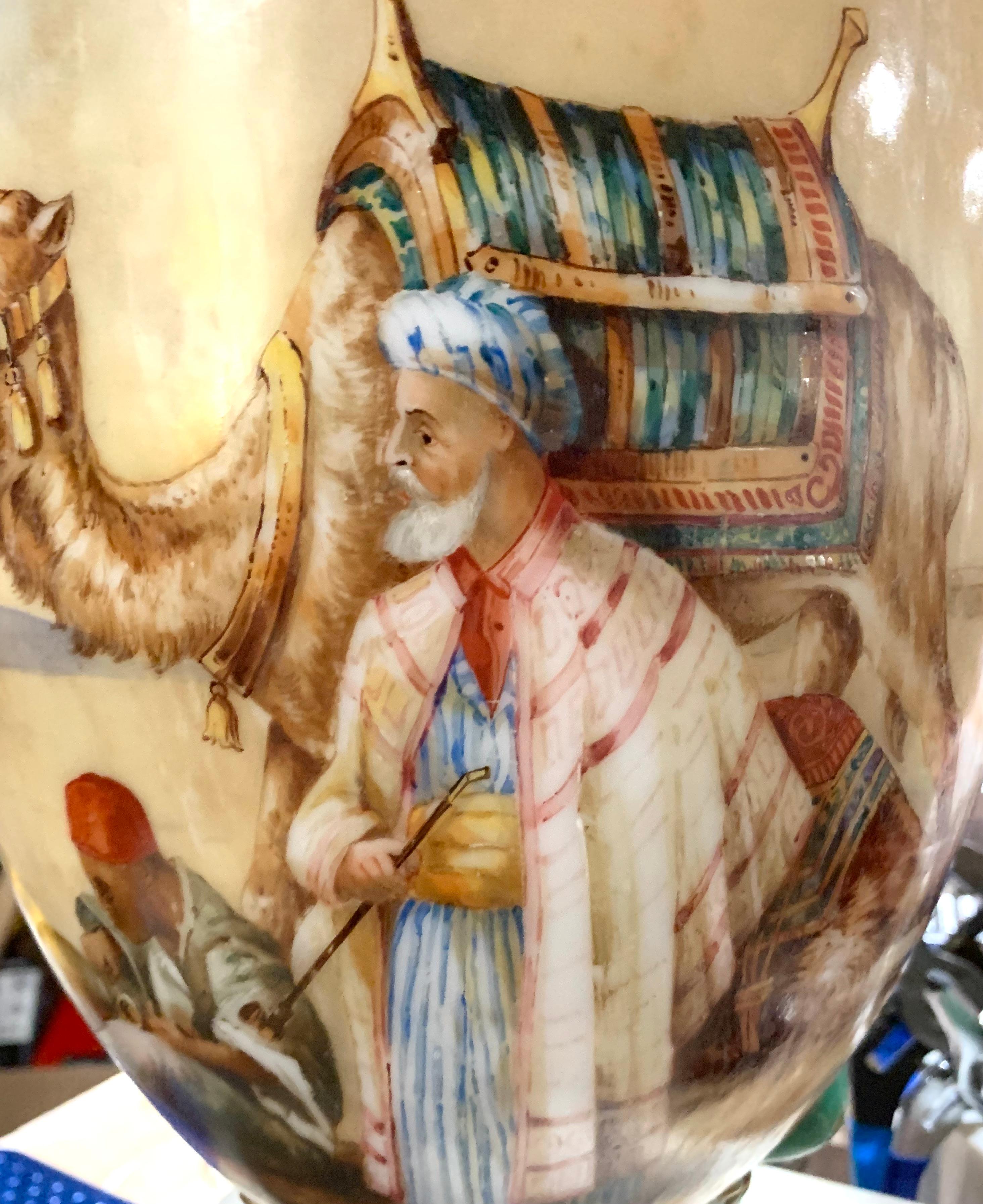 Verre d'art Lampe à l'huile orientaliste monumentale Pairpoint peinte à la main, pyramides, palmiers, vers 1905 en vente