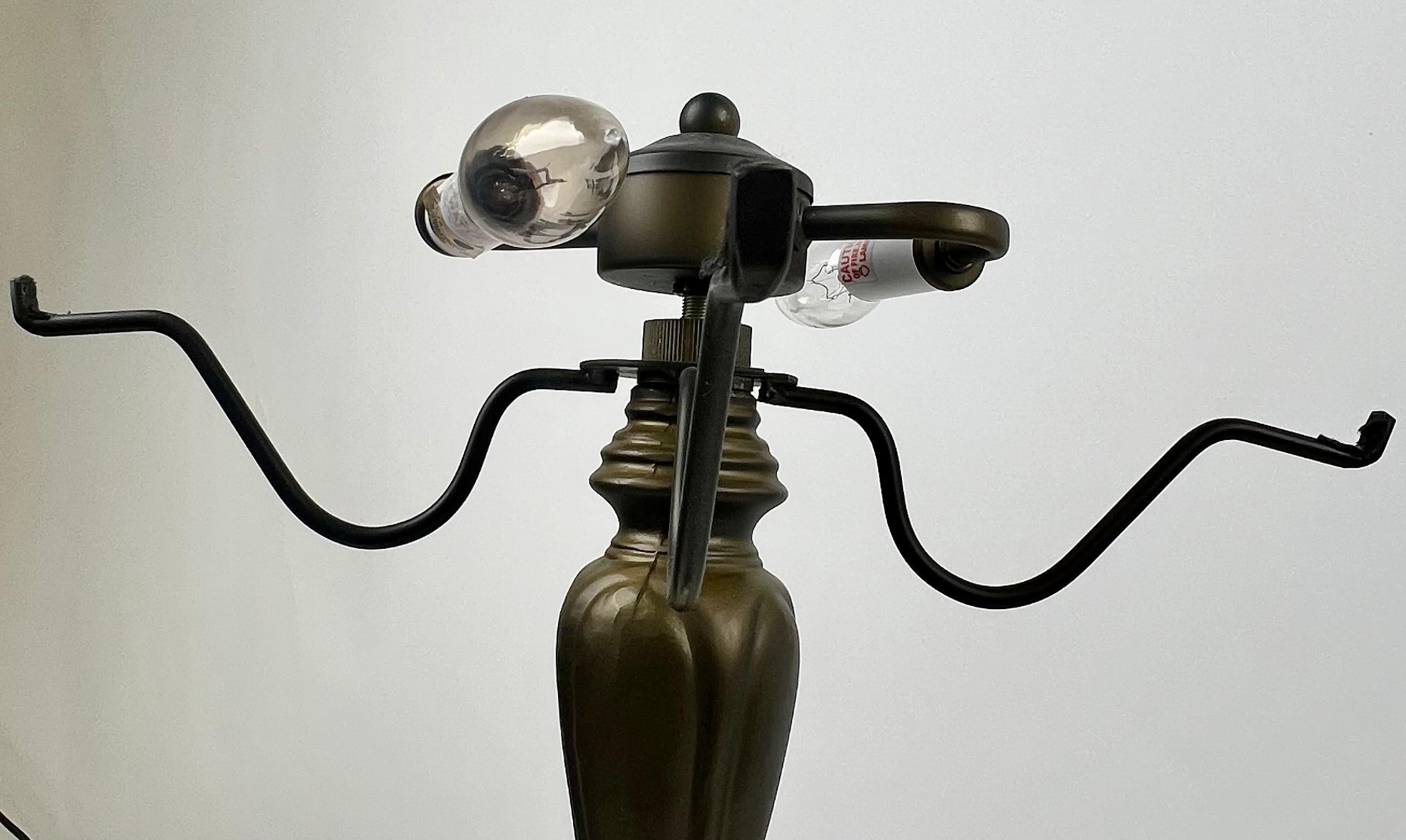 Pairpoint Lampe de table à fleurs peintes à la main, style Puffy, avec base en bronze en vente 4