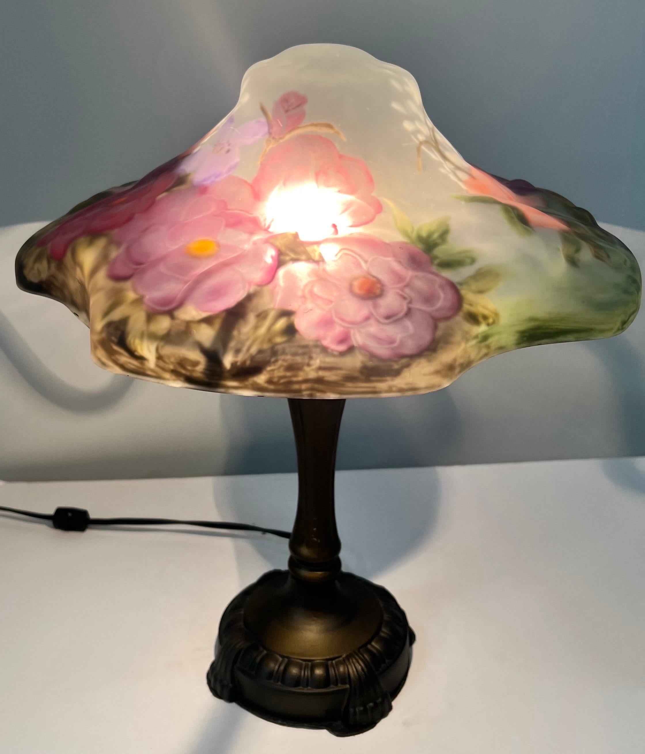 Art nouveau Pairpoint Lampe de table à fleurs peintes à la main, style Puffy, avec base en bronze en vente