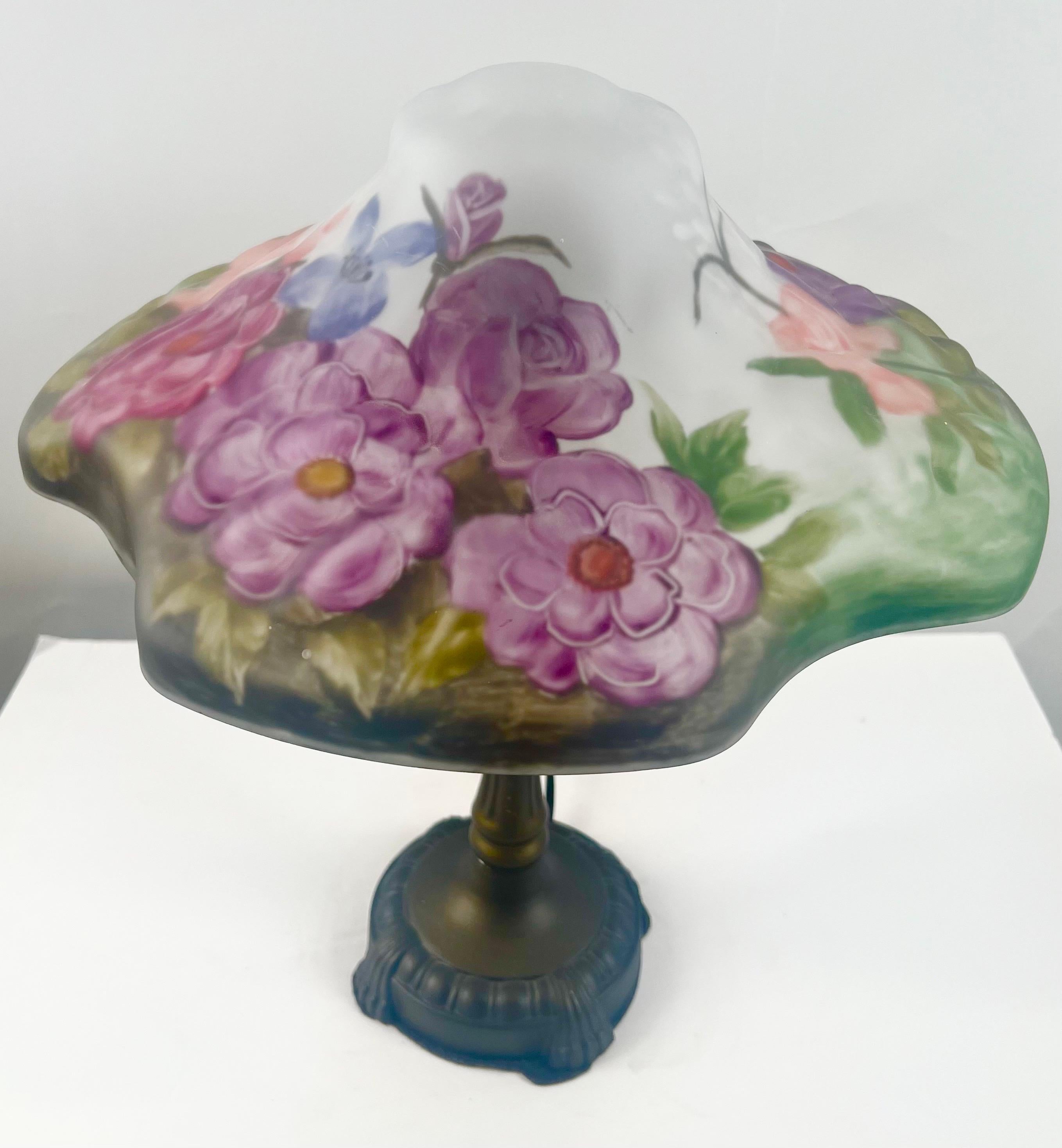 Pairpoint Lampe de table à fleurs peintes à la main, style Puffy, avec base en bronze Bon état - En vente à Plainview, NY