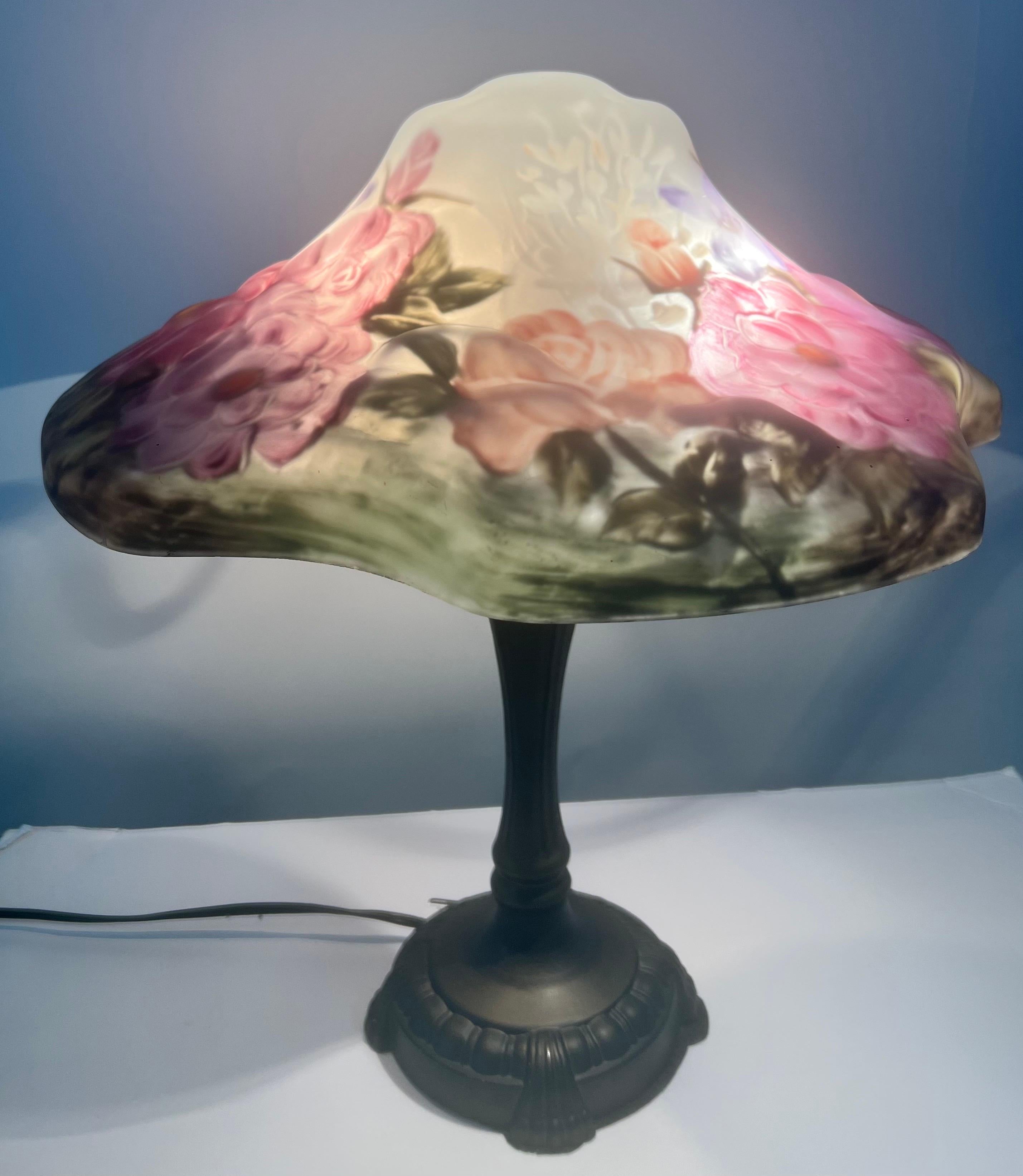 20ième siècle Pairpoint Lampe de table à fleurs peintes à la main, style Puffy, avec base en bronze en vente