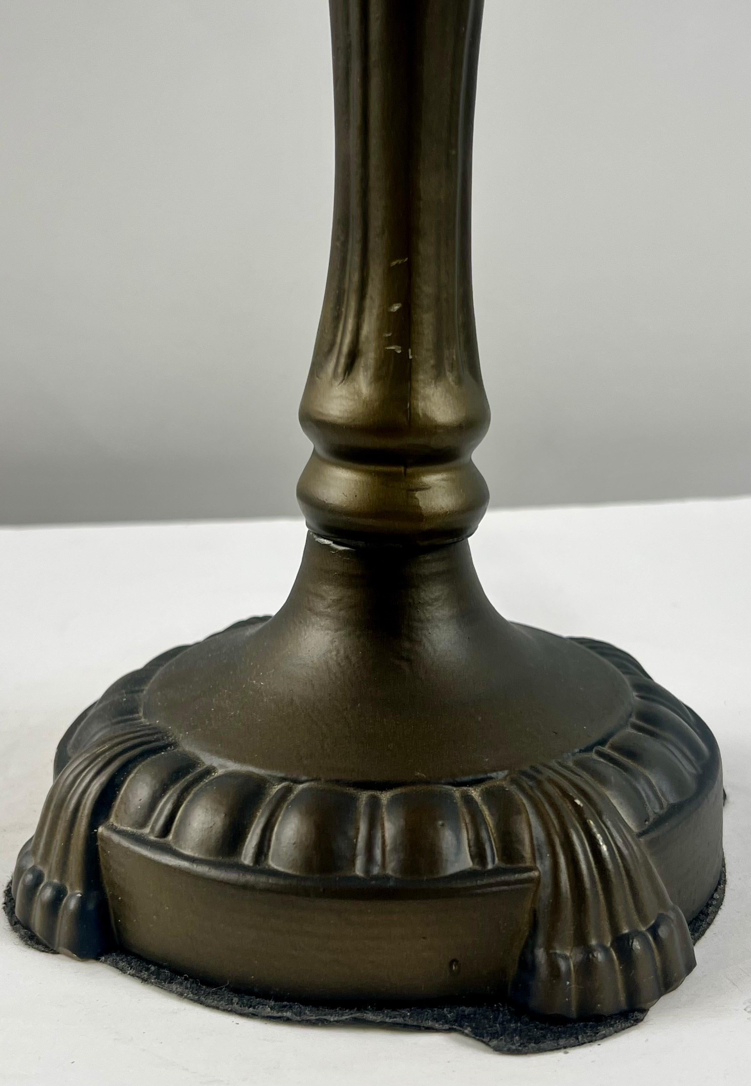 Métal Pairpoint Lampe de table à fleurs peintes à la main, style Puffy, avec base en bronze en vente