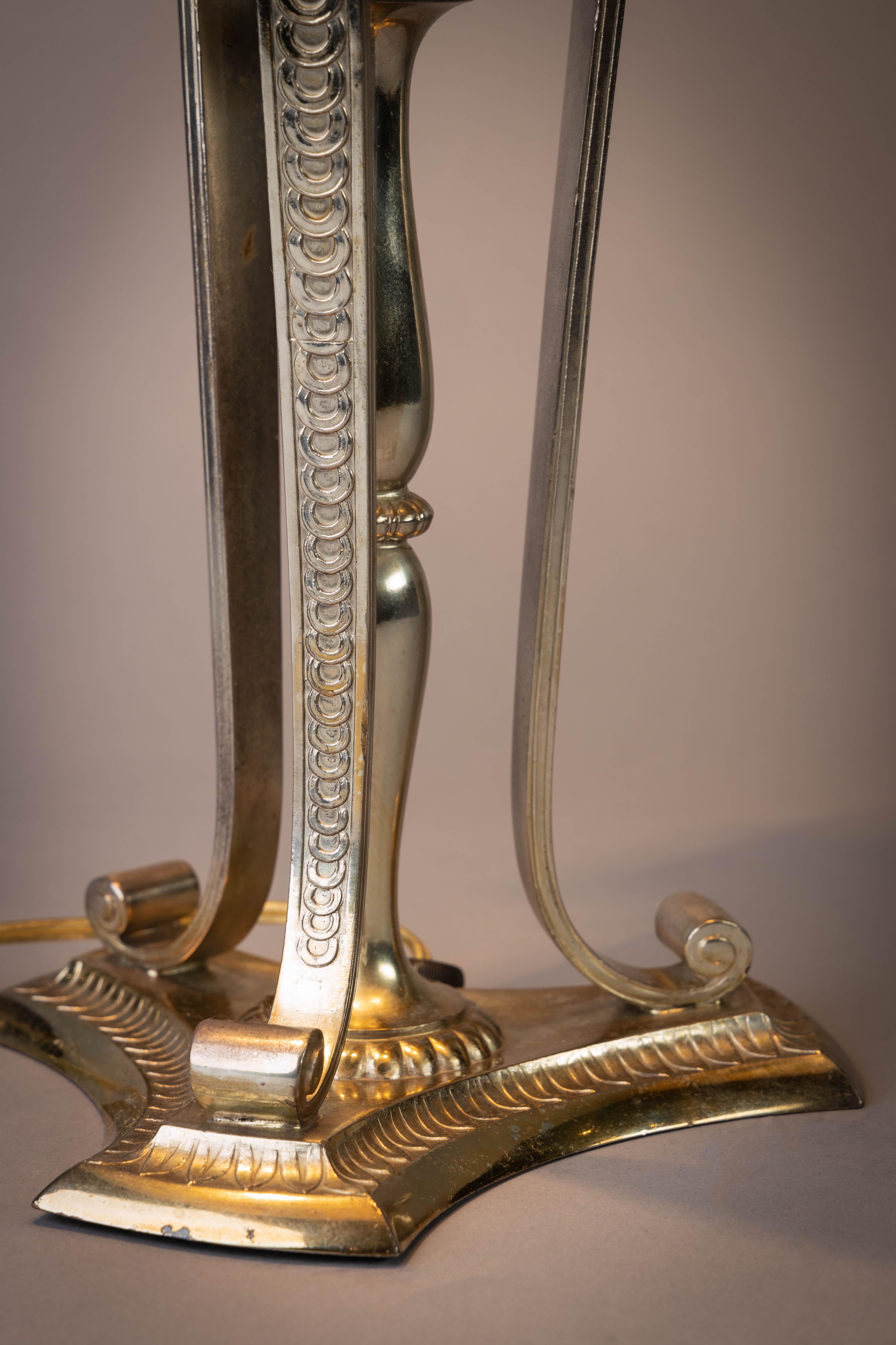Américain Lampe perroquet en métal argenté et verre peint à l'envers:: 20e siècle en vente