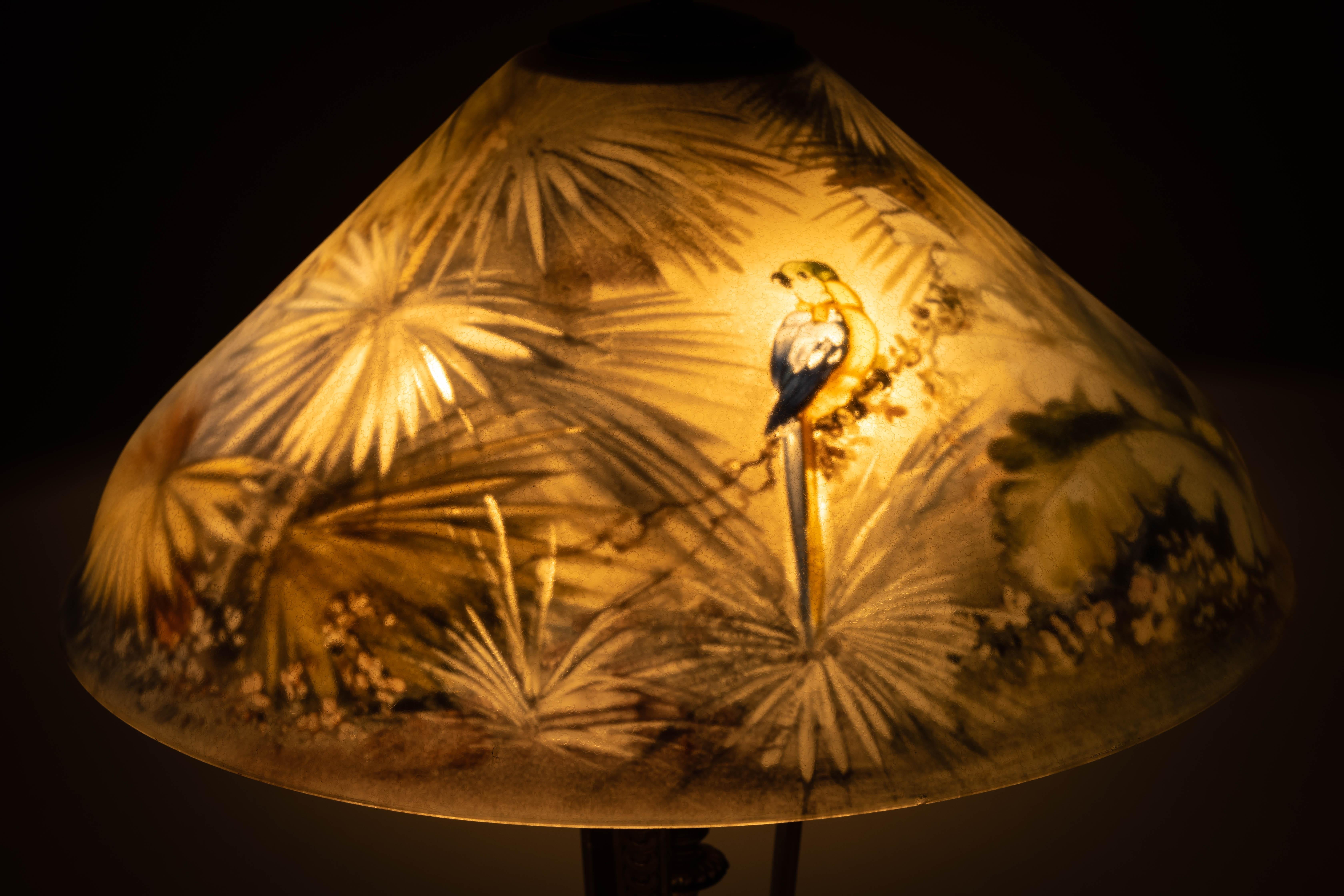 Lampe perroquet en métal argenté et verre peint à l'envers:: 20e siècle en vente 1