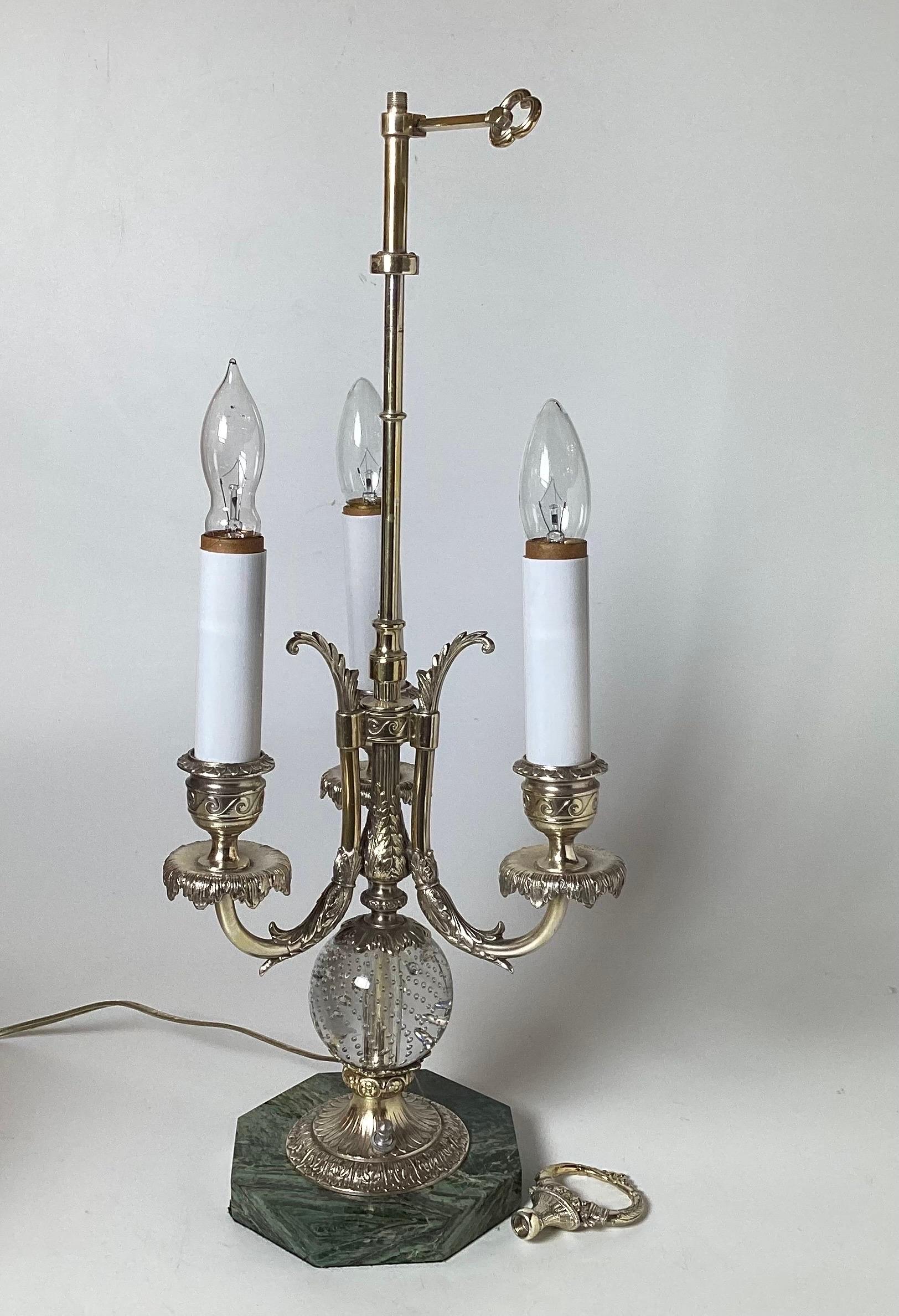 Lampe de table à trois bras en bronze argenté avec base en marbre. Superbe épi de faîtage de panier de fruits. Très bon état d'origine.