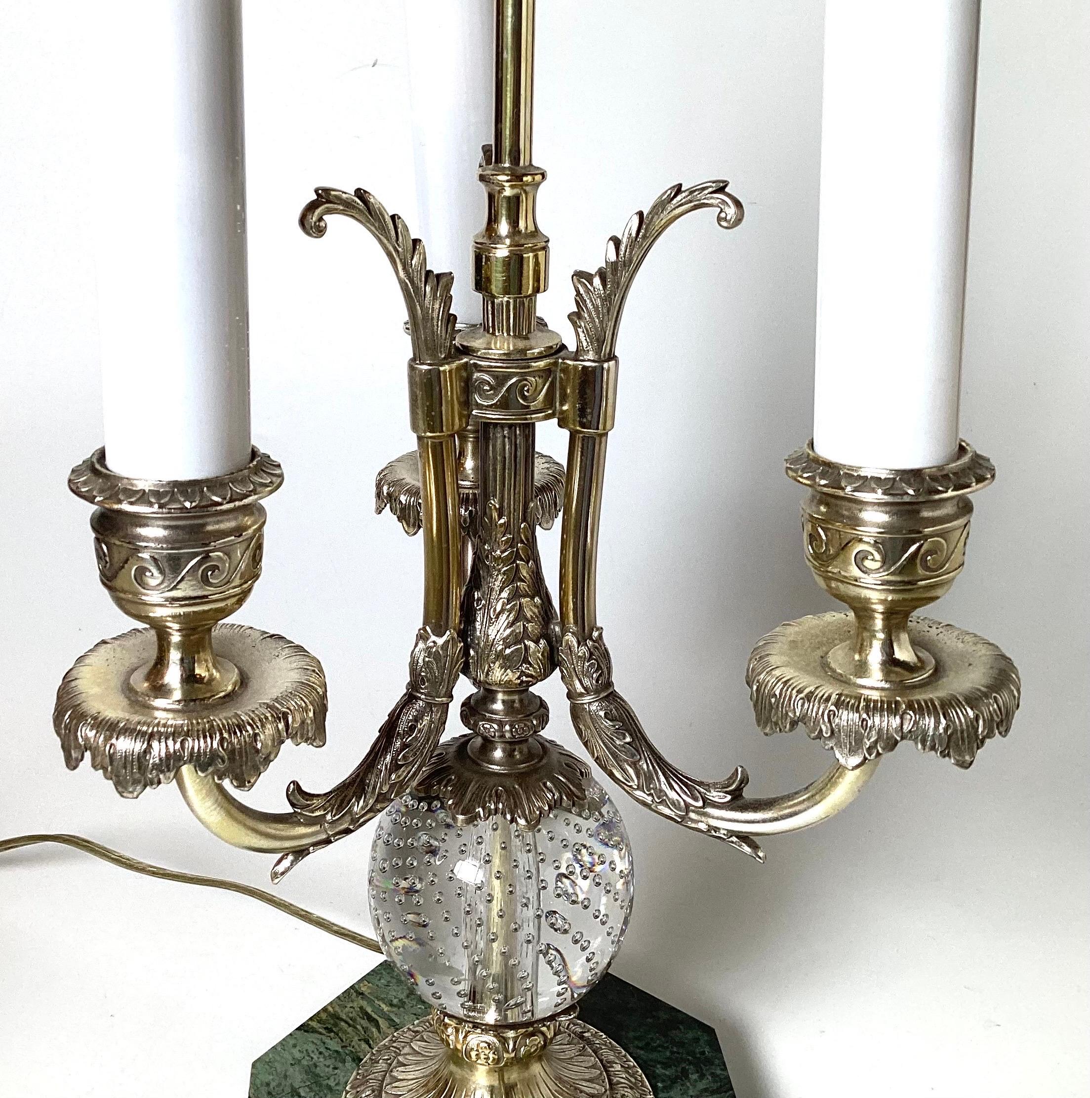 Américain Lampe de table à trois bras en bronze argenté avec base en marbre Début du 20e siècle en vente