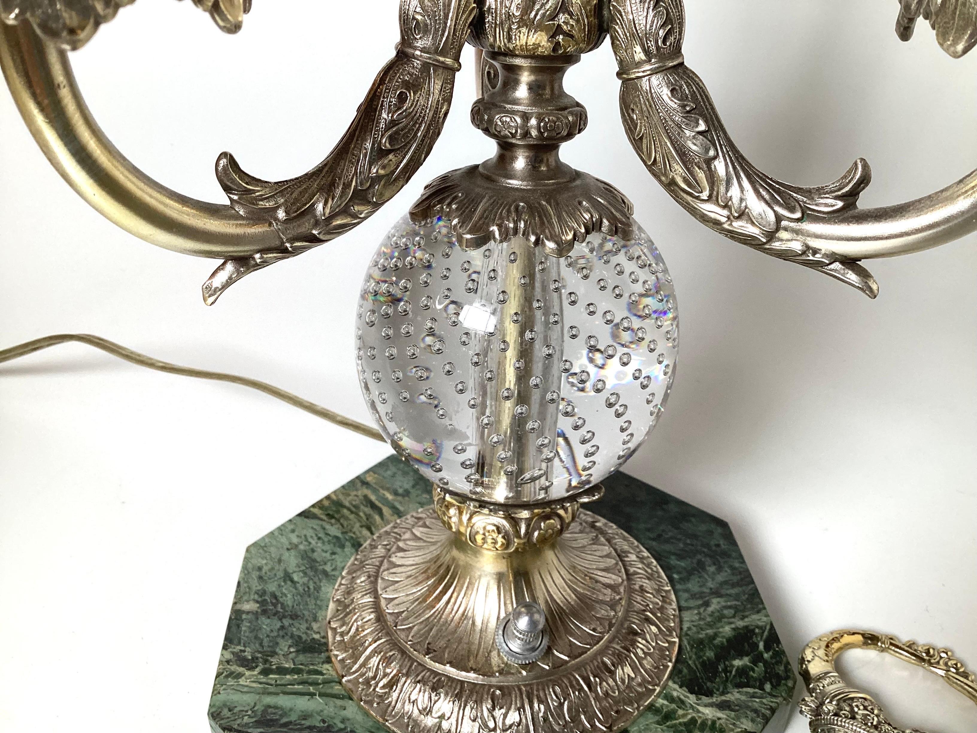 Argenté Lampe de table à trois bras en bronze argenté avec base en marbre Début du 20e siècle en vente