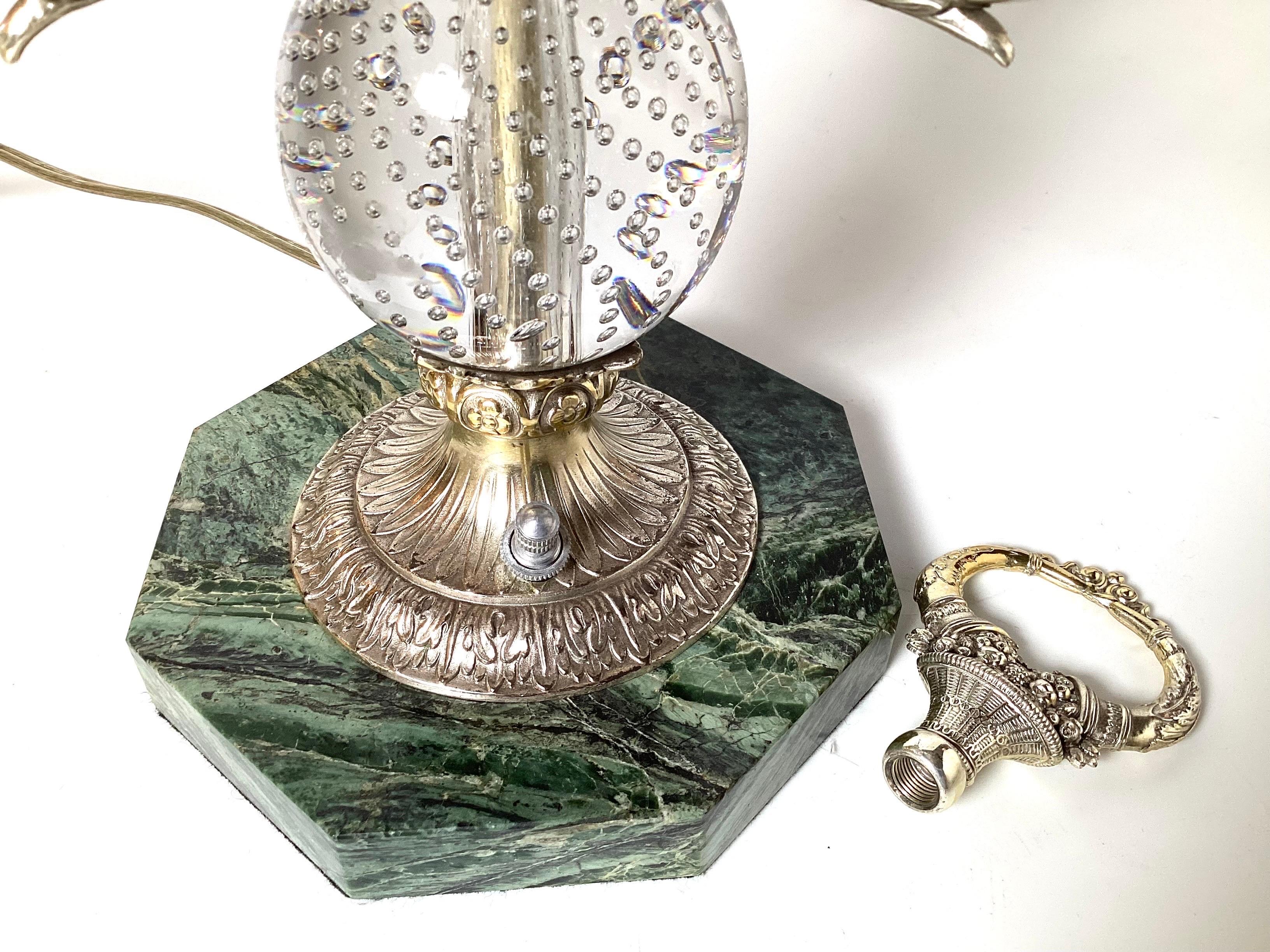 Lampe de table à trois bras en bronze argenté avec base en marbre Début du 20e siècle Excellent état - En vente à Lambertville, NJ