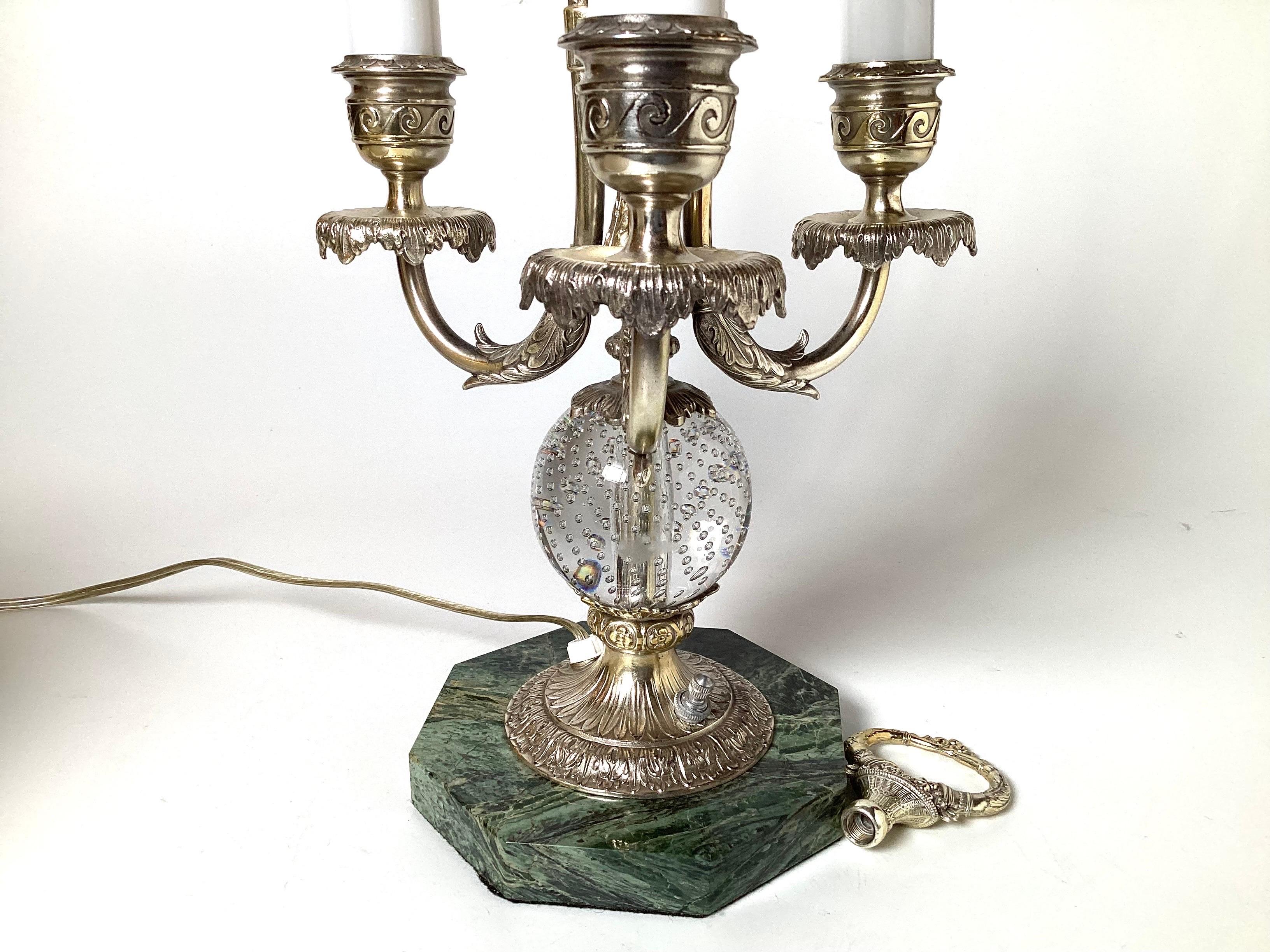 20ième siècle Lampe de table à trois bras en bronze argenté avec base en marbre Début du 20e siècle en vente