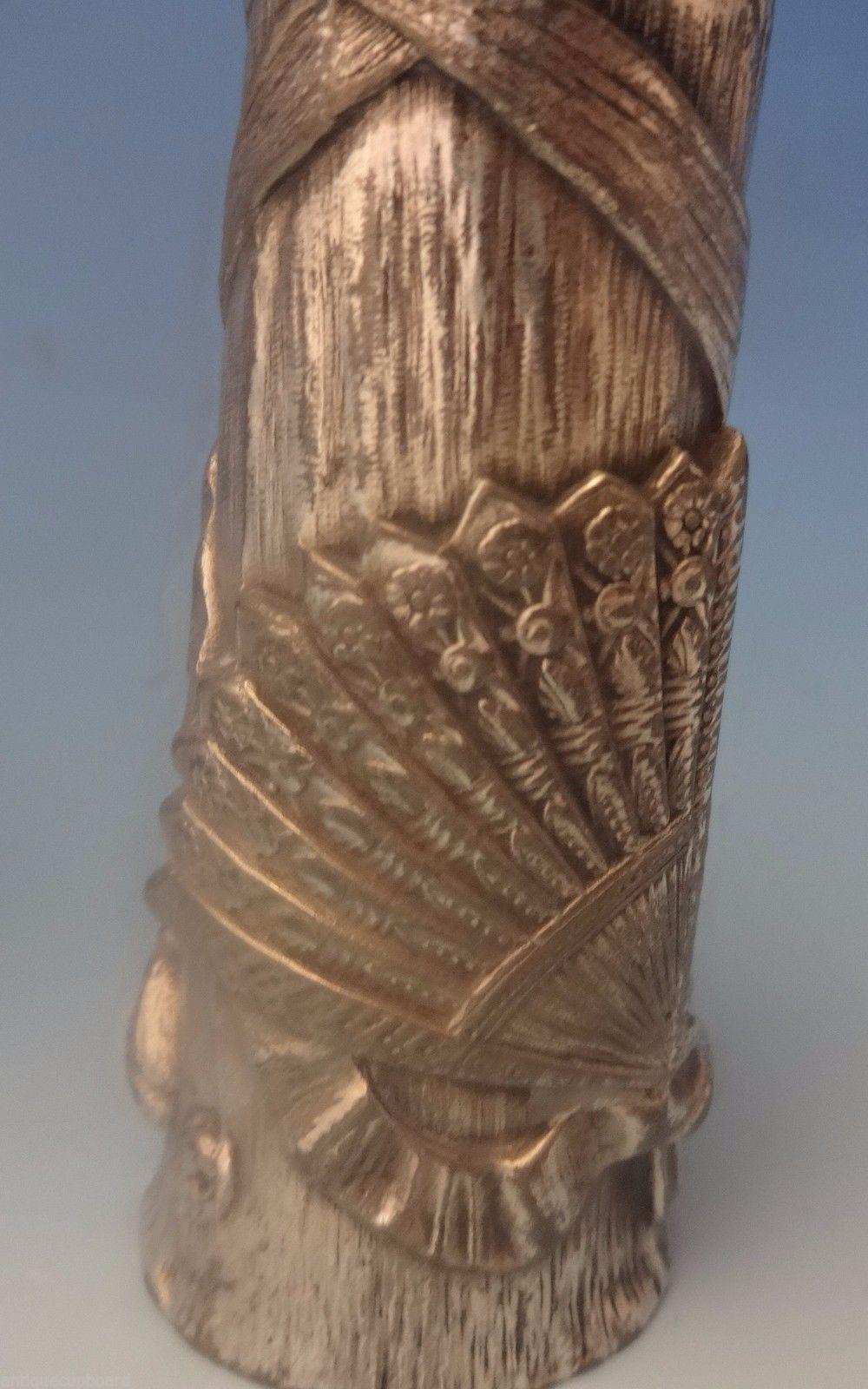 Salz- und Pfefferstreuer aus Silberblech, 2-teiliges Set, um 1880. Die Stücke haben ein erhabenes japanisches Design mit einer Libelle, einem Spinnennetz und einem Fächer. Einige leichte Plattenverluste durch normalen Gebrauch. Die Maße für die
