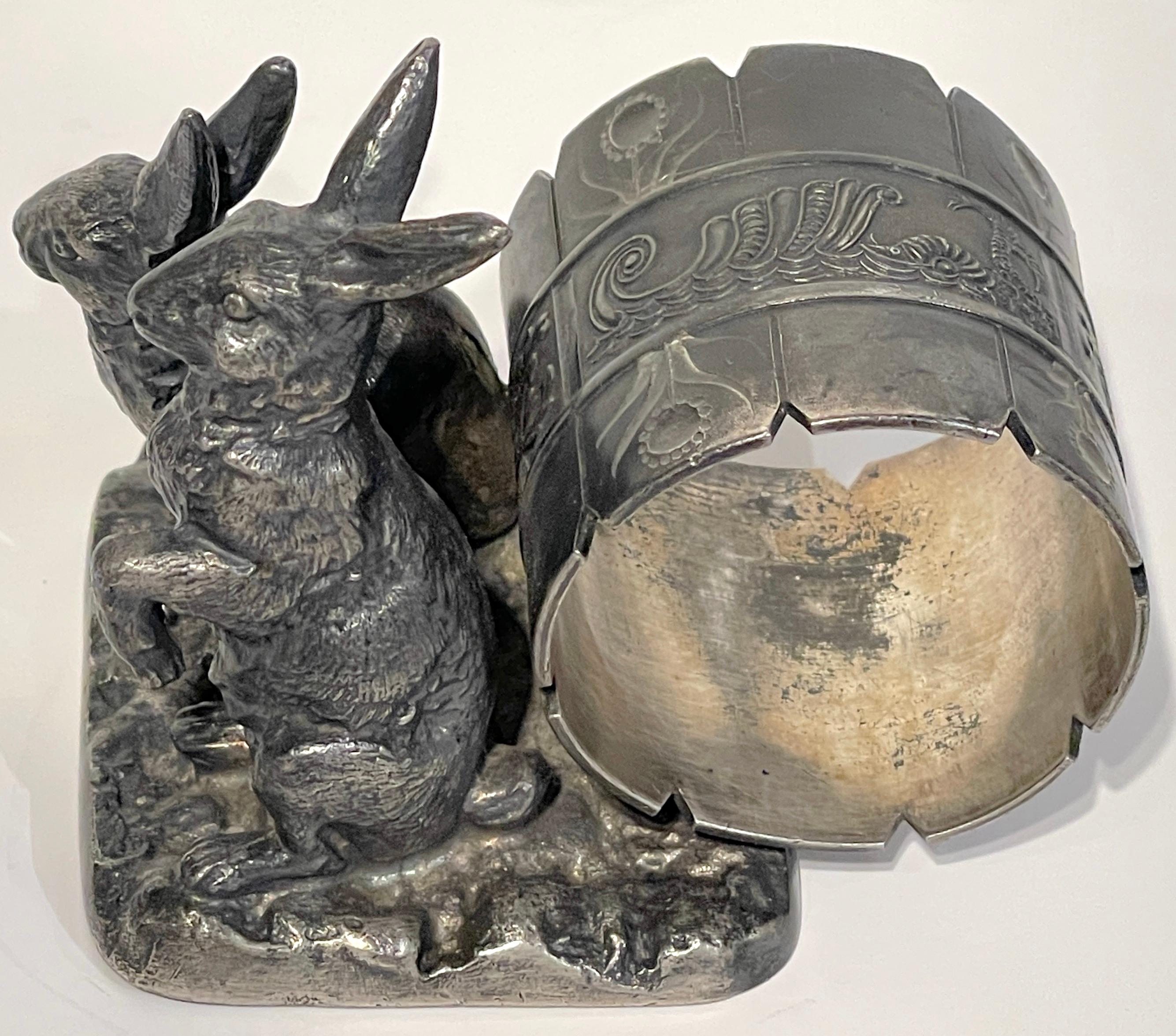 Versilberter figuraler Serviettenring 'Double Rabbits' mit Paar Punkten  (19. Jahrhundert) im Angebot