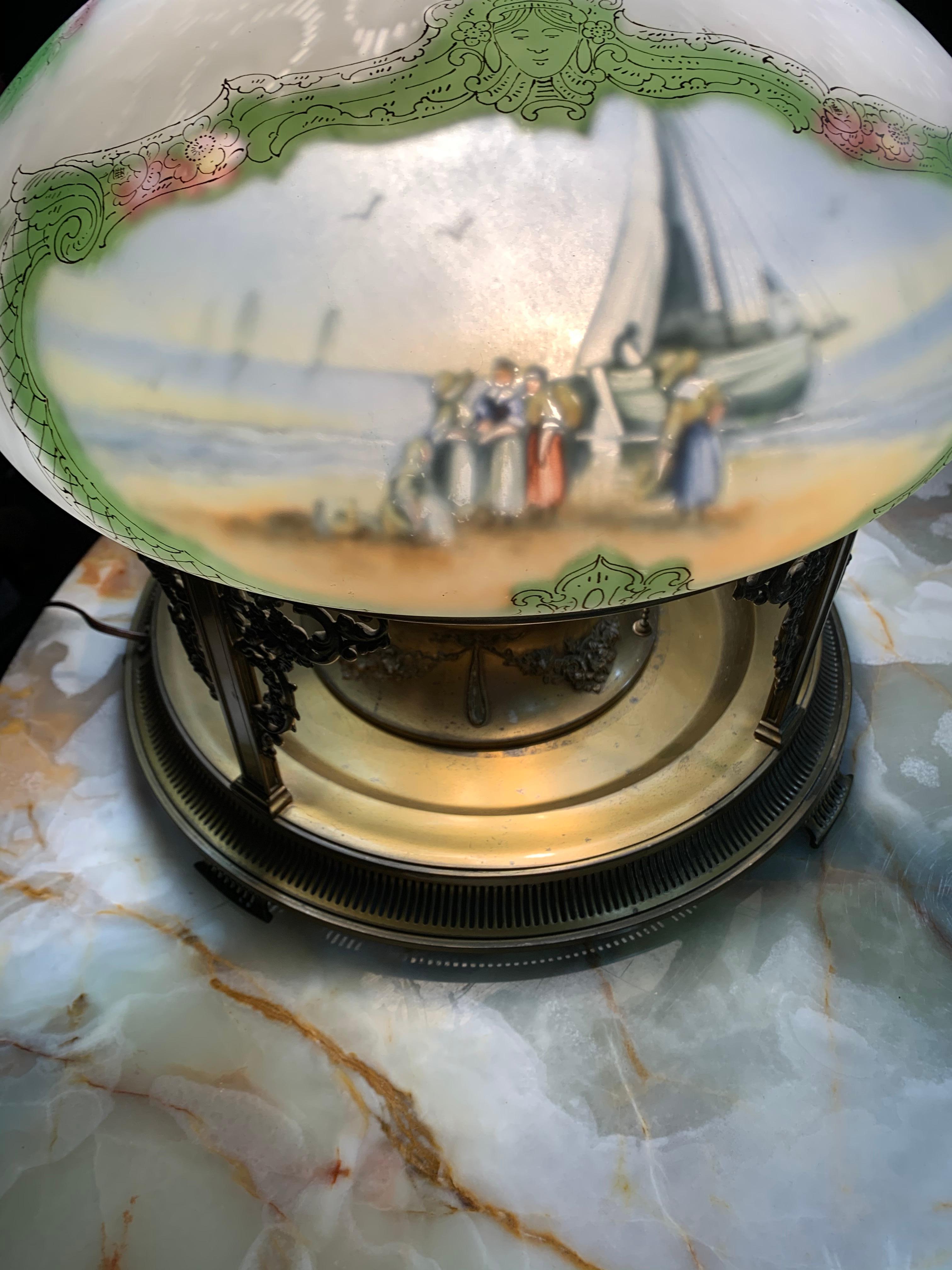 Tischlampe aus Buntglas mit Paarpunkten, Wiener Meereslandschaftsschirm, Pflanzgefäßsockel, 1910 (amerikanisch) im Angebot