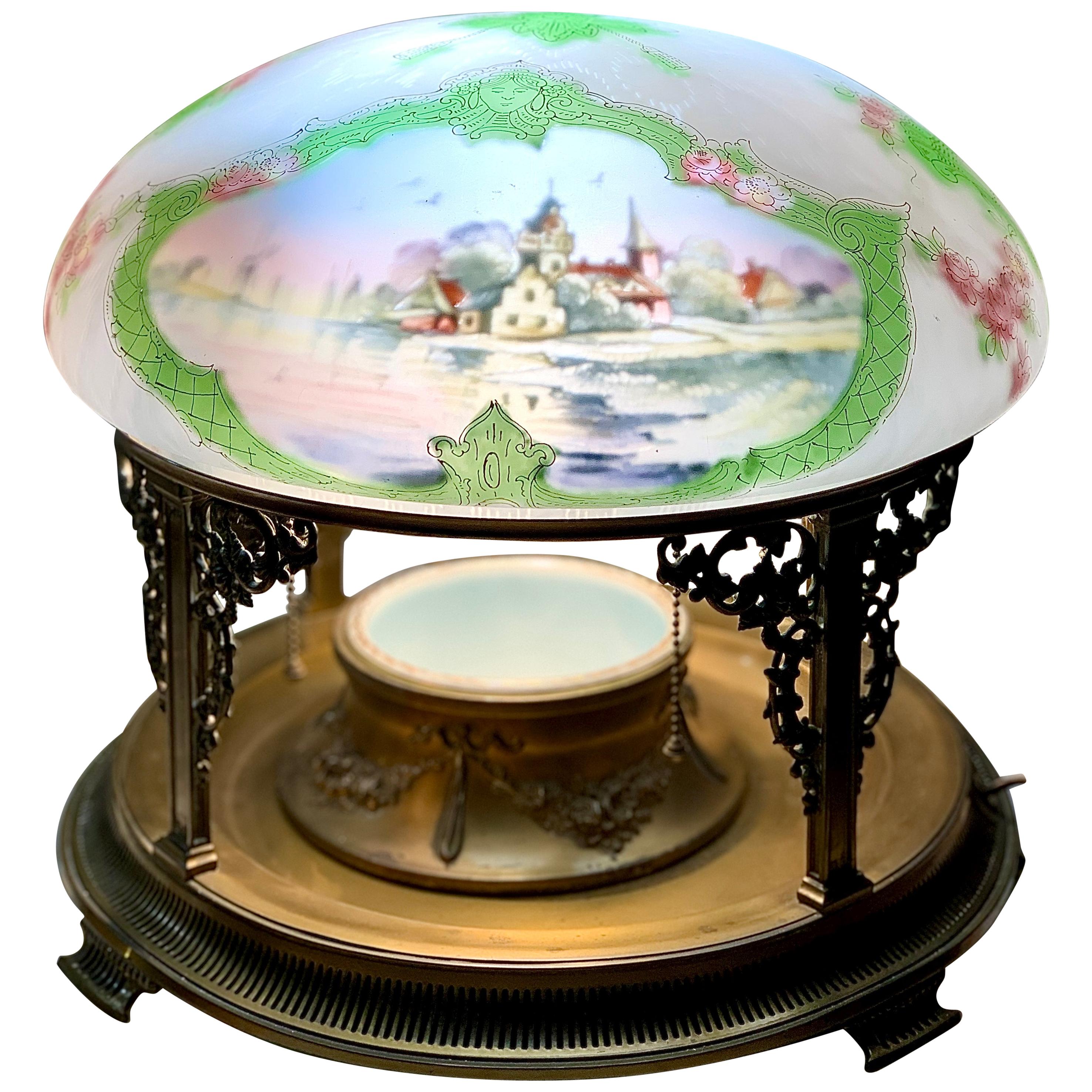 Lampe de bureau en verre teinté Pairpoint, abat-jour en forme de paysage marin, base en forme de jardinière, 1910