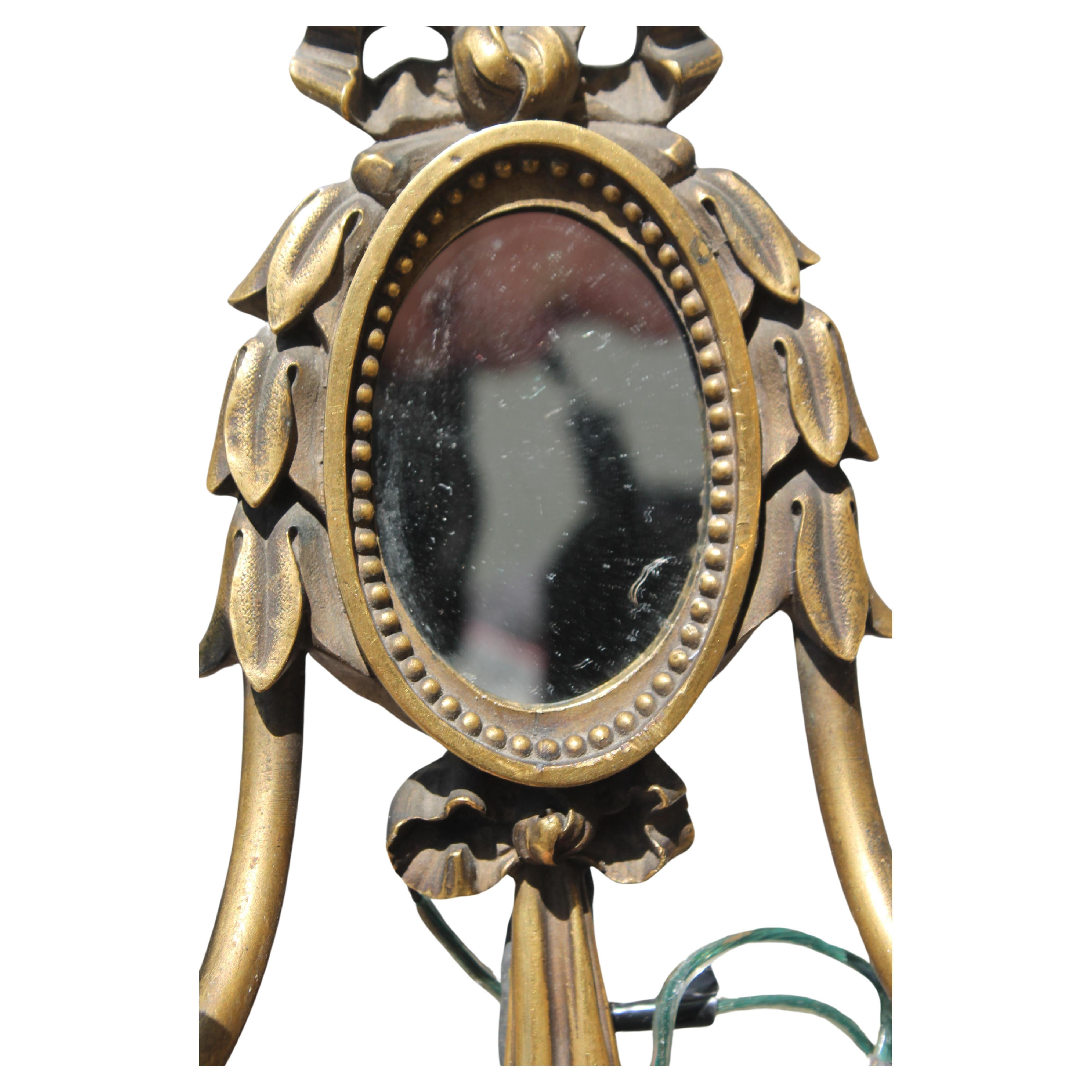 c1913 Paar E.F. Caldwell Louis XVI Stil Bronze Drape mit Spiegel Center Panel Wandleuchter. Sehr hohe Qualität. Ich habe mehrere Caldwell-Stücke bei einem Fachhändler für hochwertige Beleuchtung gekauft.