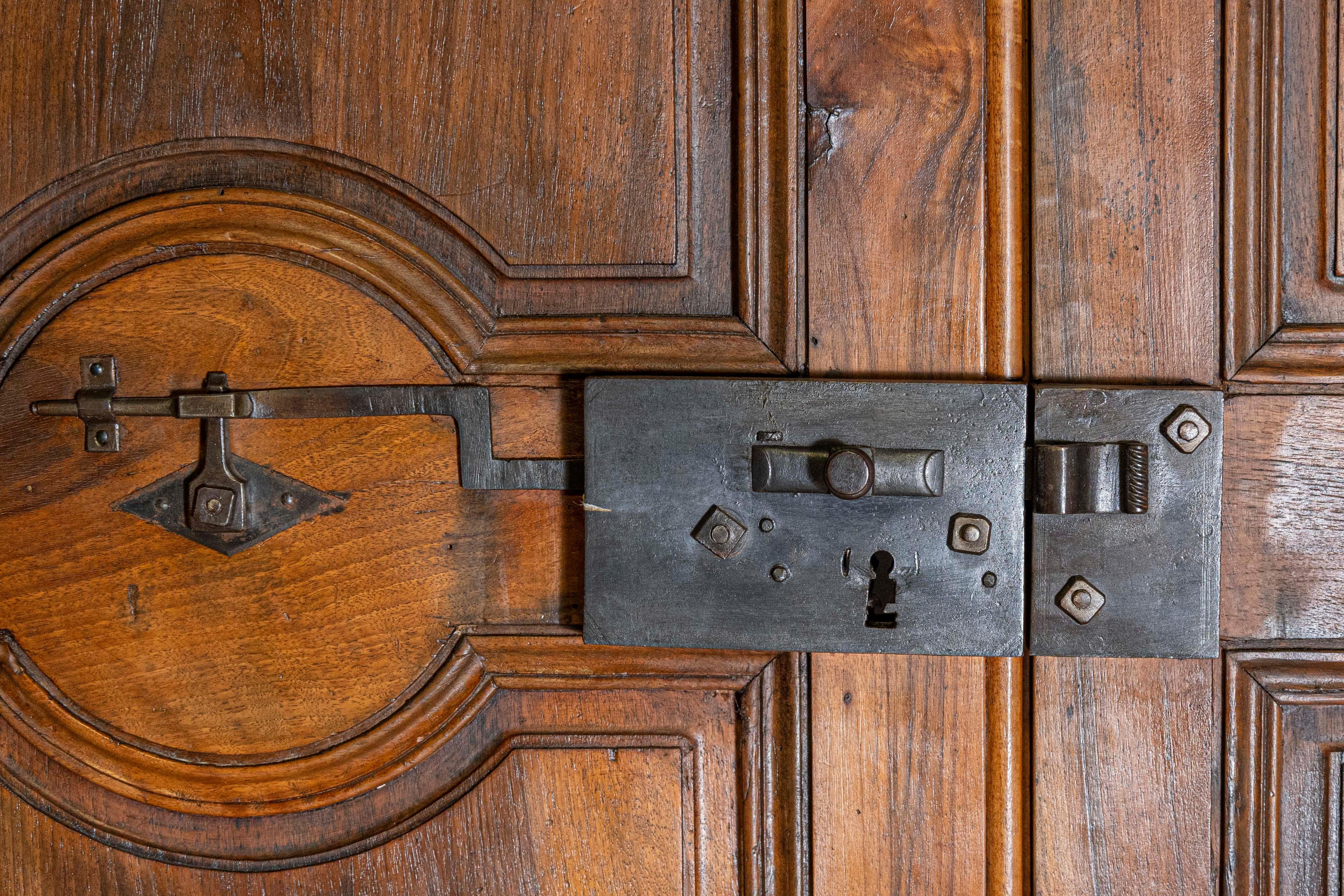 Francese Coppia di porte di comunicazione francesi del XVIII secolo CIRCA 1790 in vendita