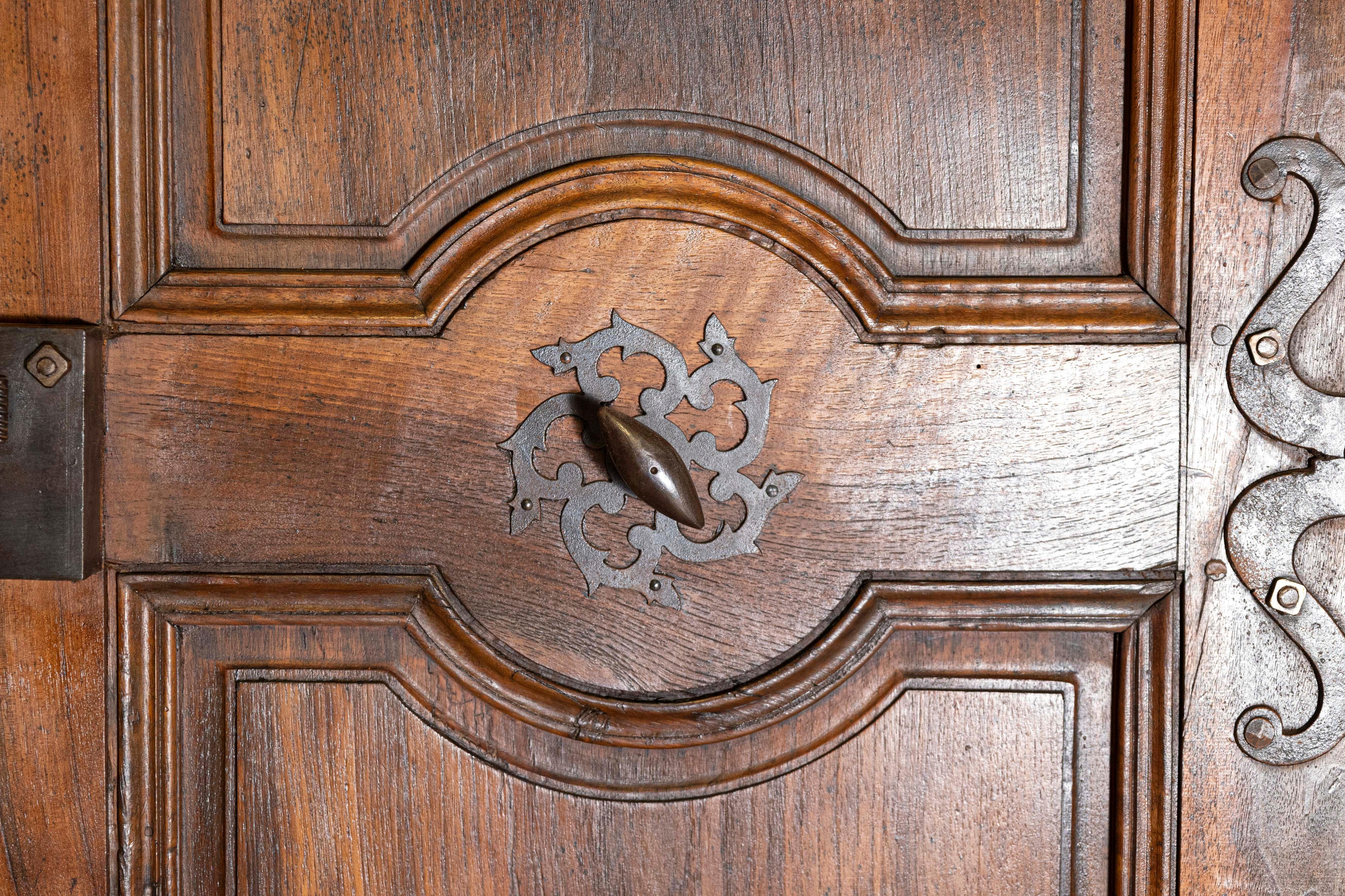Intagliato a mano Coppia di porte di comunicazione francesi del XVIII secolo CIRCA 1790 in vendita