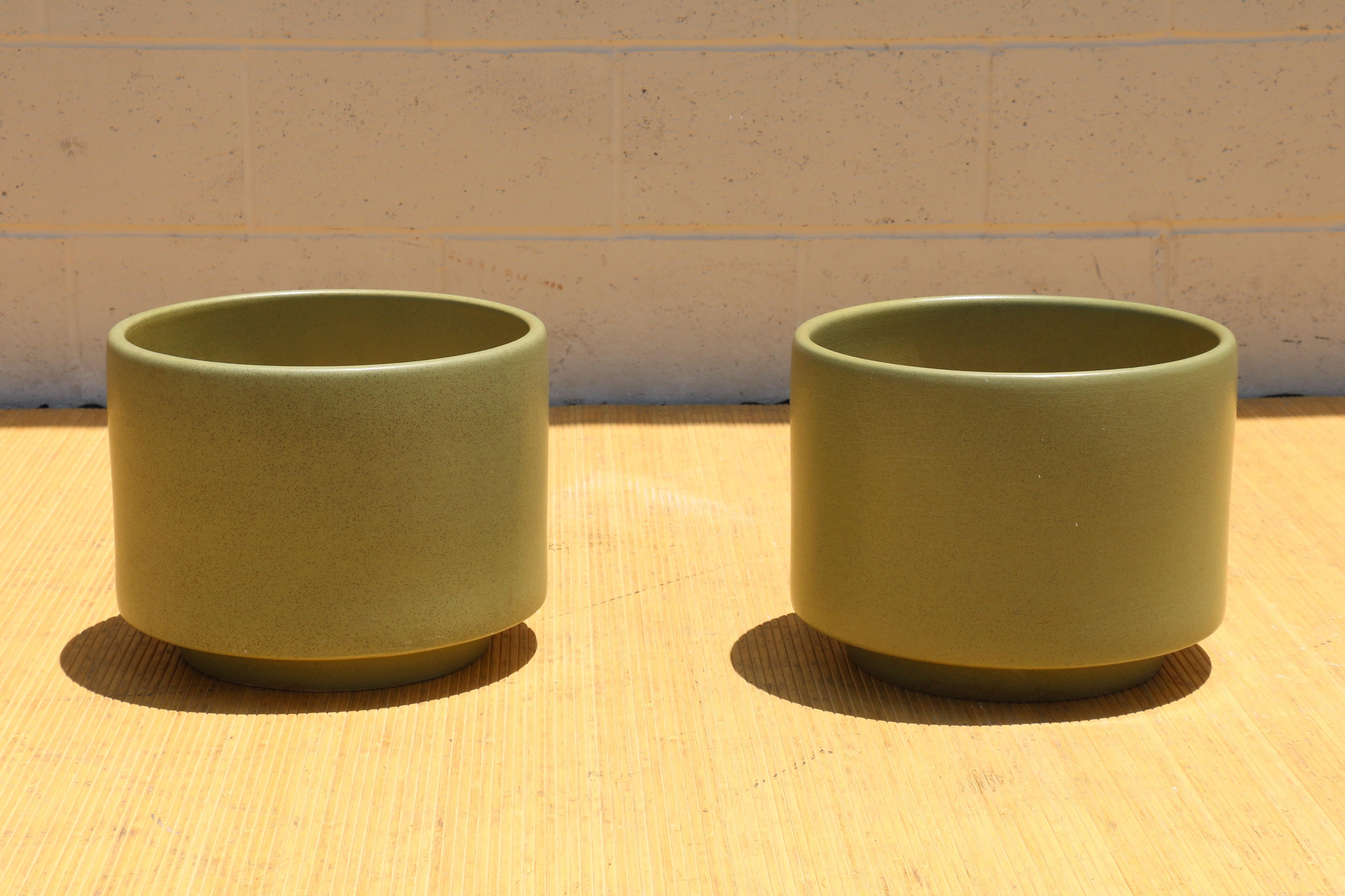Spectacular pair of planters finished in satin green glaze. Only one is notable the makers mark in the bottom. They are made in California. They’re original from 1970s. They are in good condition. No issues. They have three drainage holes, they