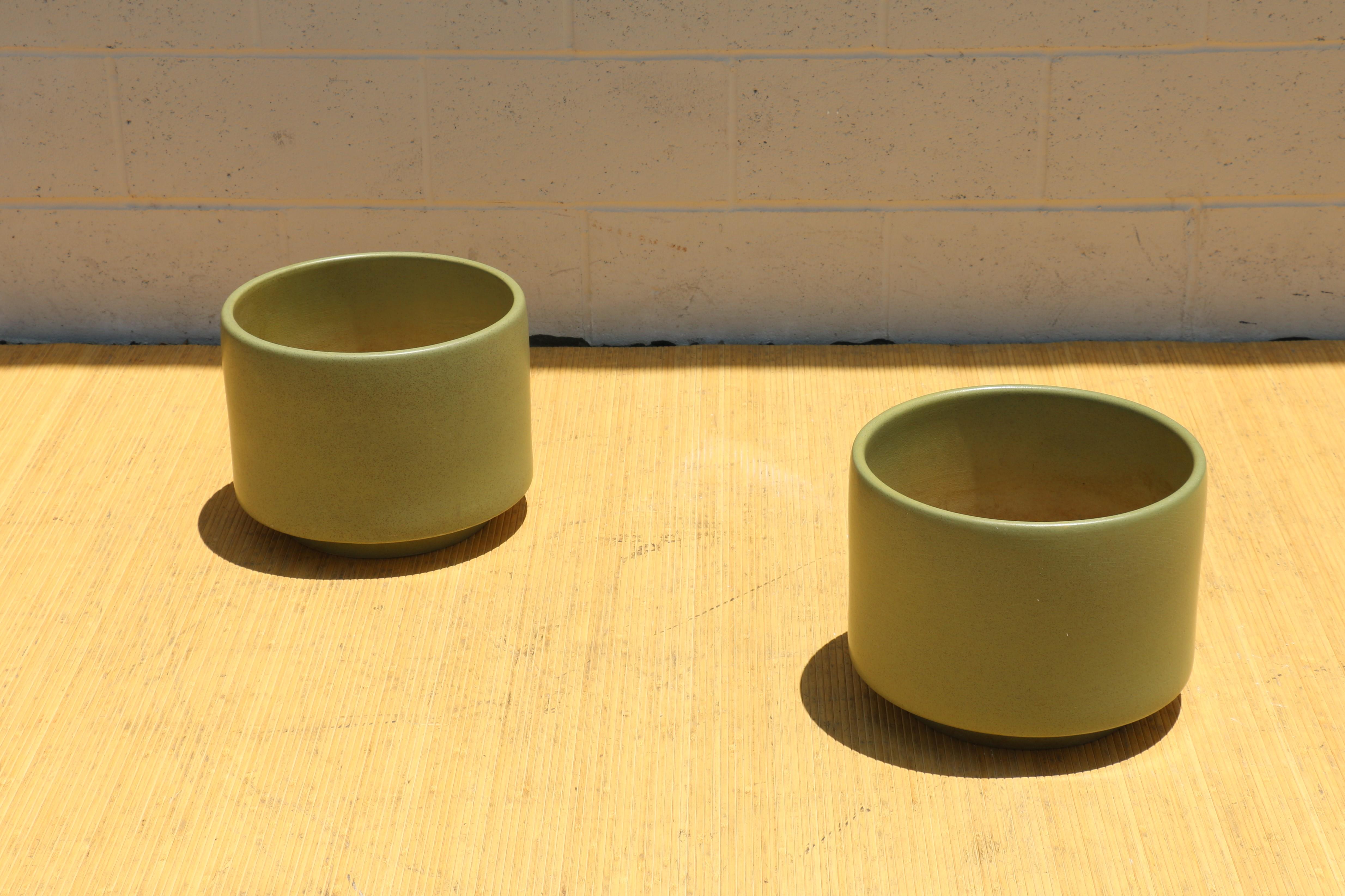 Pairs of 1970s Gainey Art Pottery Modern Planters in Satin Green Glaze In Good Condition In North Hollywood, CA