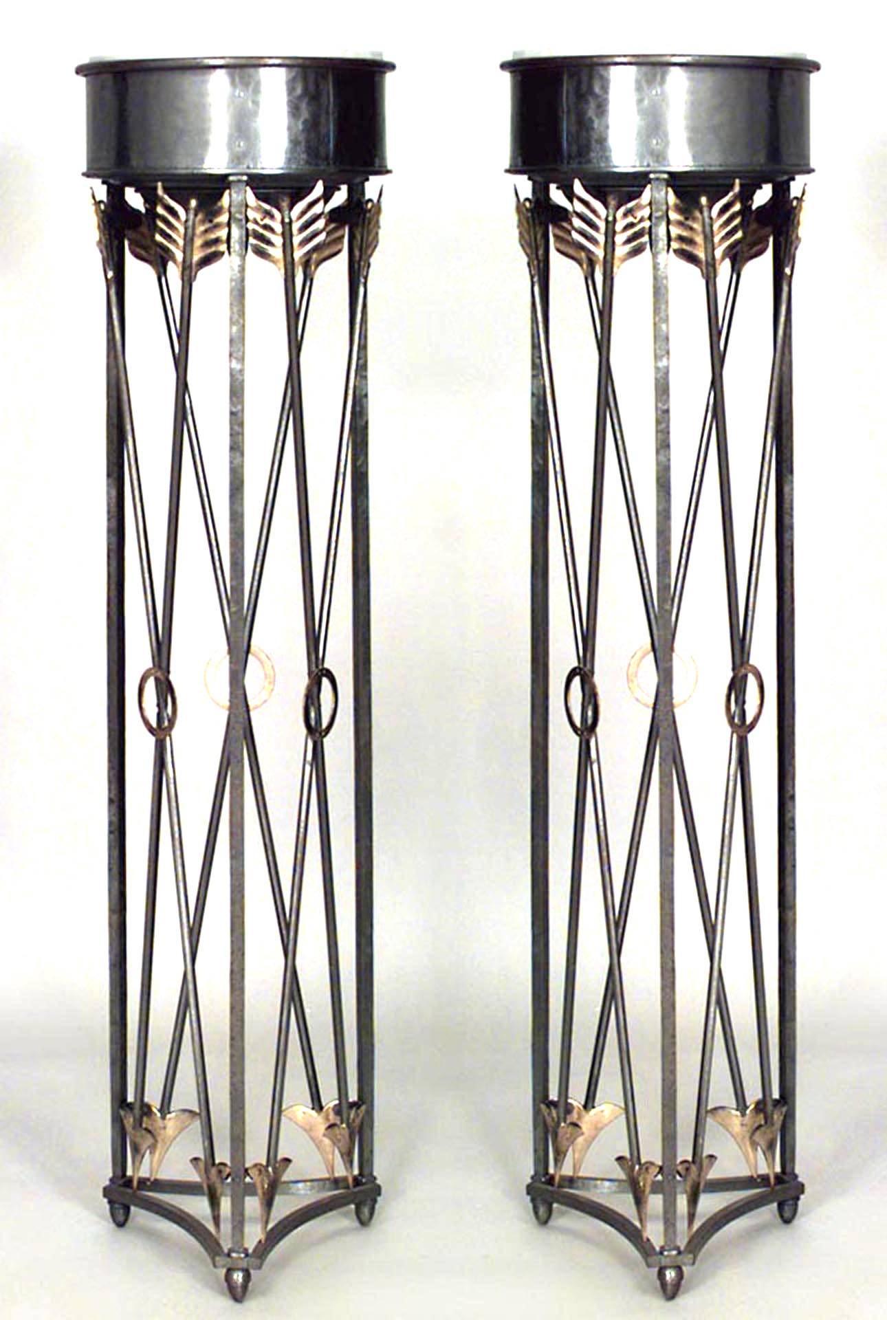 2 Paar italienische Sockel im neoklassischen Stil (19. Jh.) mit einem Kreuzpfeil aus Stahl und Messing, der eine runde weiße Marmorplatte trägt. (PREIS PRO Pärchen)
