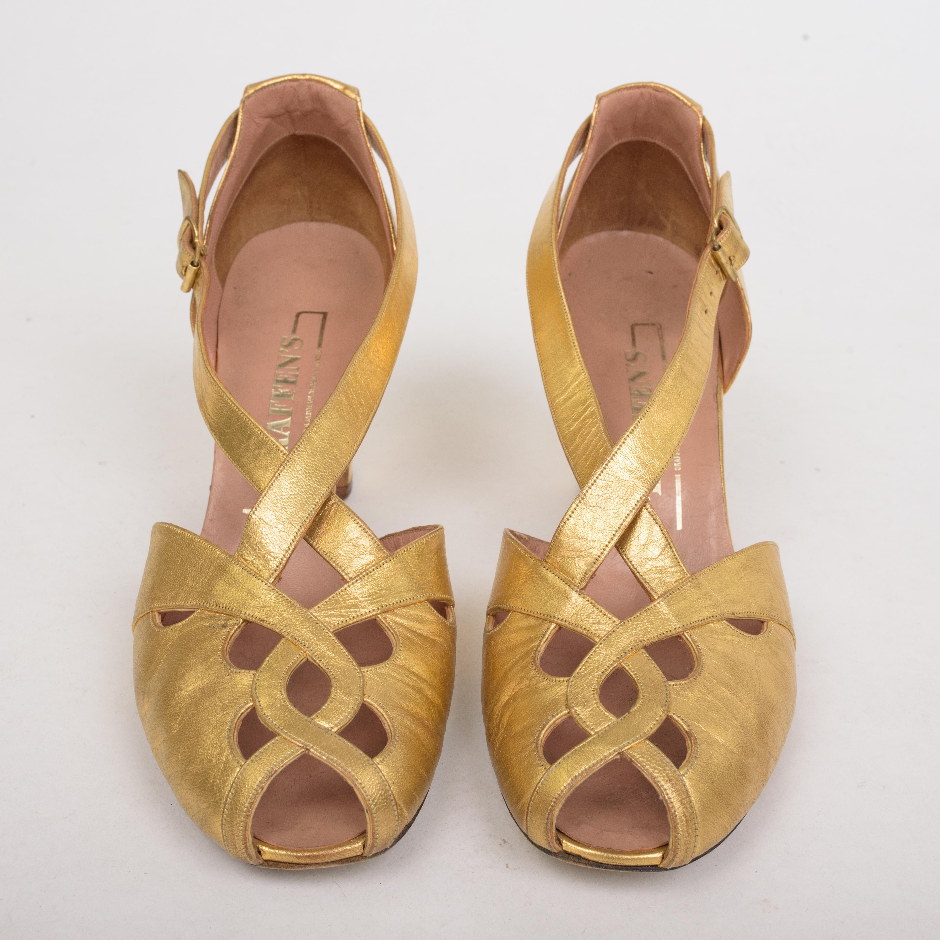 Circa 1940/1950

England

Beautiful pair of prom or evening shoes with the british Draffen's label and dating from the 1930s or 1940s. Often called Salomés or Charles IX, these shoes with refined elegance feature an openwork vamp with a crossed