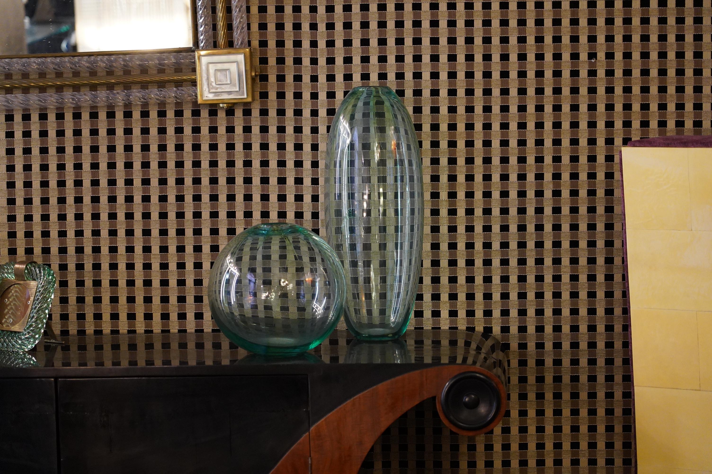 Formia Luxusglas sind gestanzt:: diese Paare von Murano-Vasen. 

Ein Paar Murano-Vasen mit unterschiedlichen Formen:: aber miteinander kombiniert. Die eine ist schmal und lang:: die andere ist kugelförmig. Ihre Farbe ist ein helles Grün und Blau::