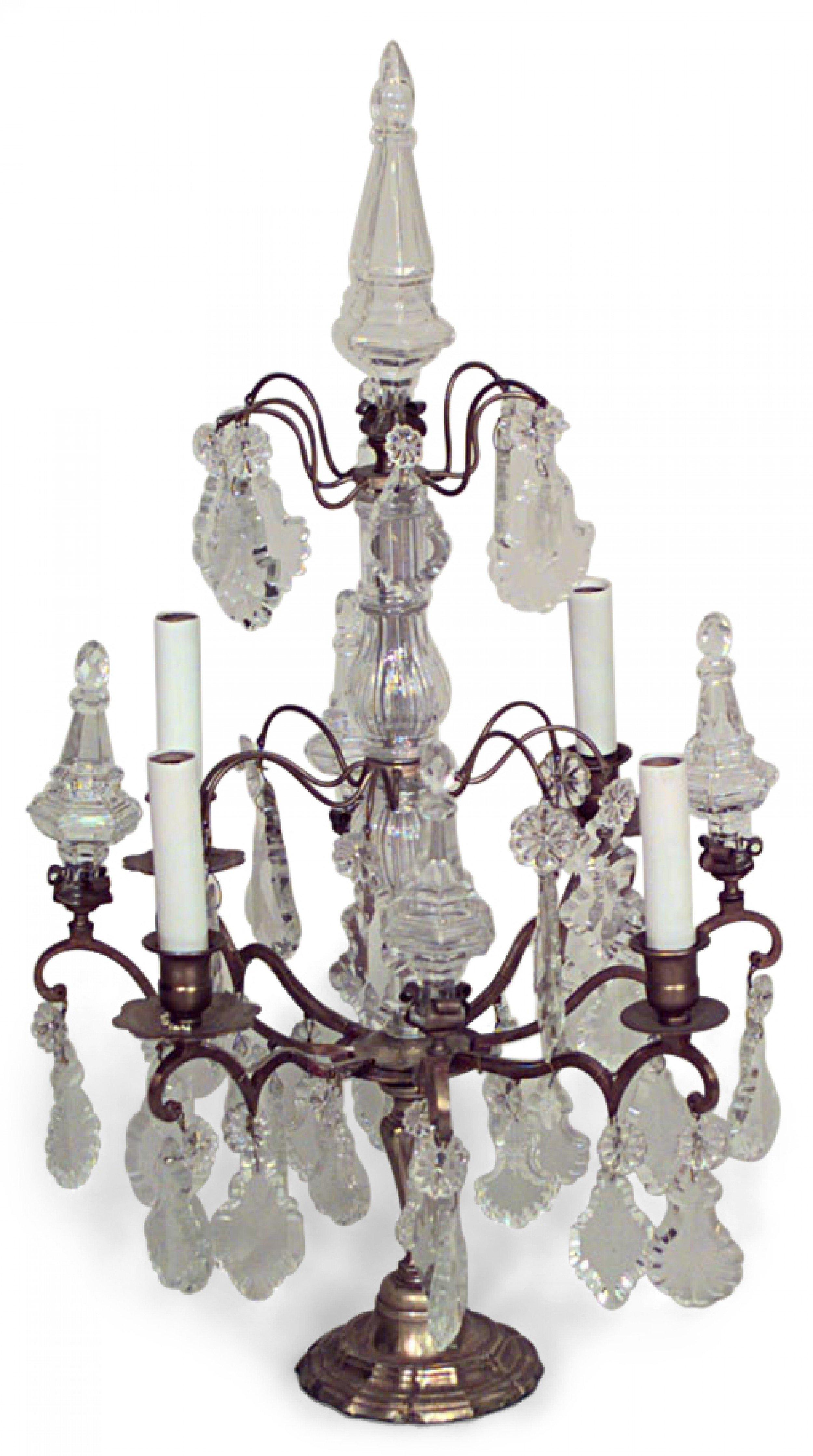 2 COPPIE di candelabri francesi a 4 bracci in stile Luigi XV (20° secolo) in bronzo e cristallo con finali (PREZZO PER COPPIA)

Condit: Buono; Usura coerente con l'età e l'utilizzo