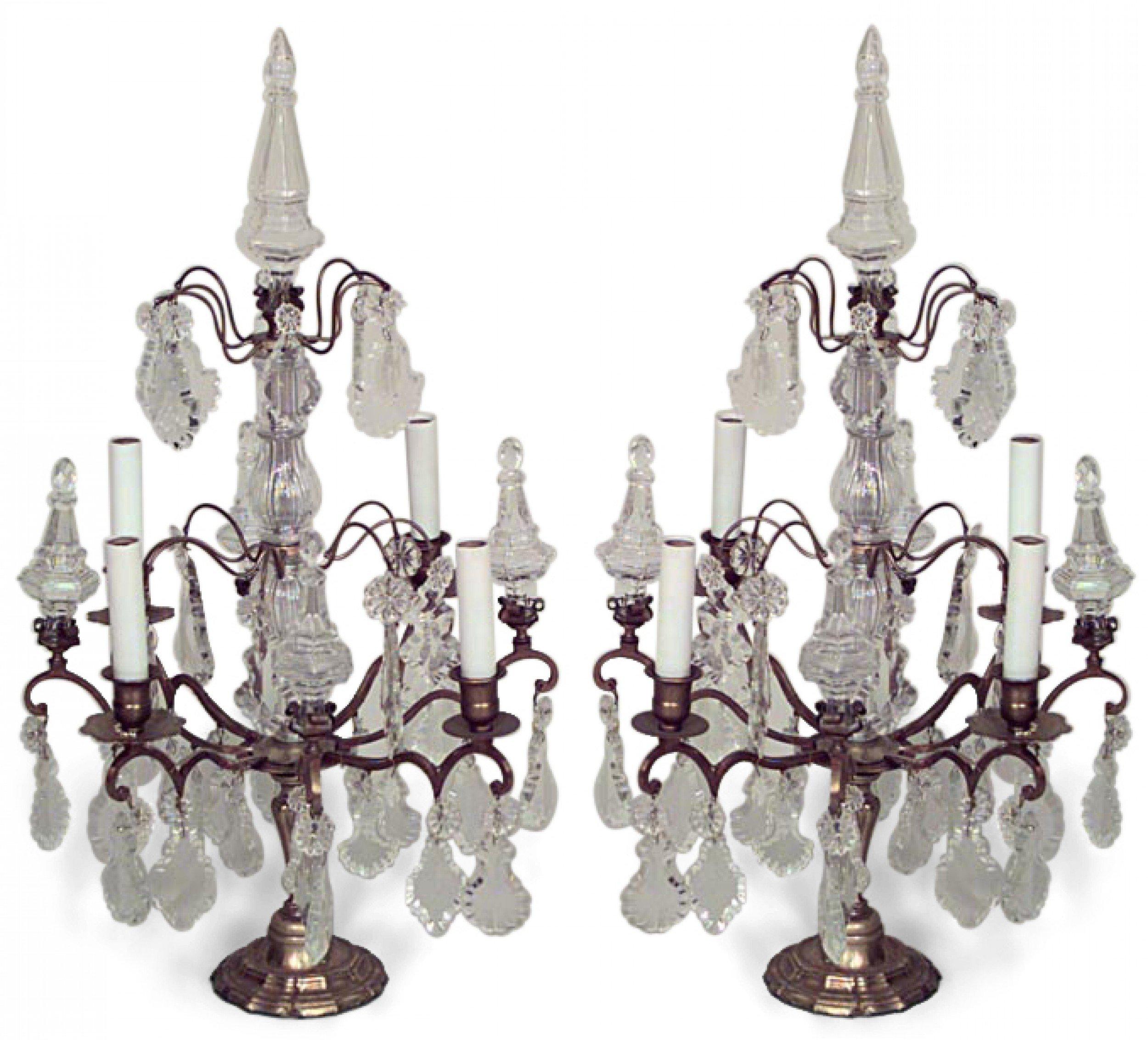 Francese Coppia di candelabri francesi in bronzo e cristallo in stile Luigi XV in vendita