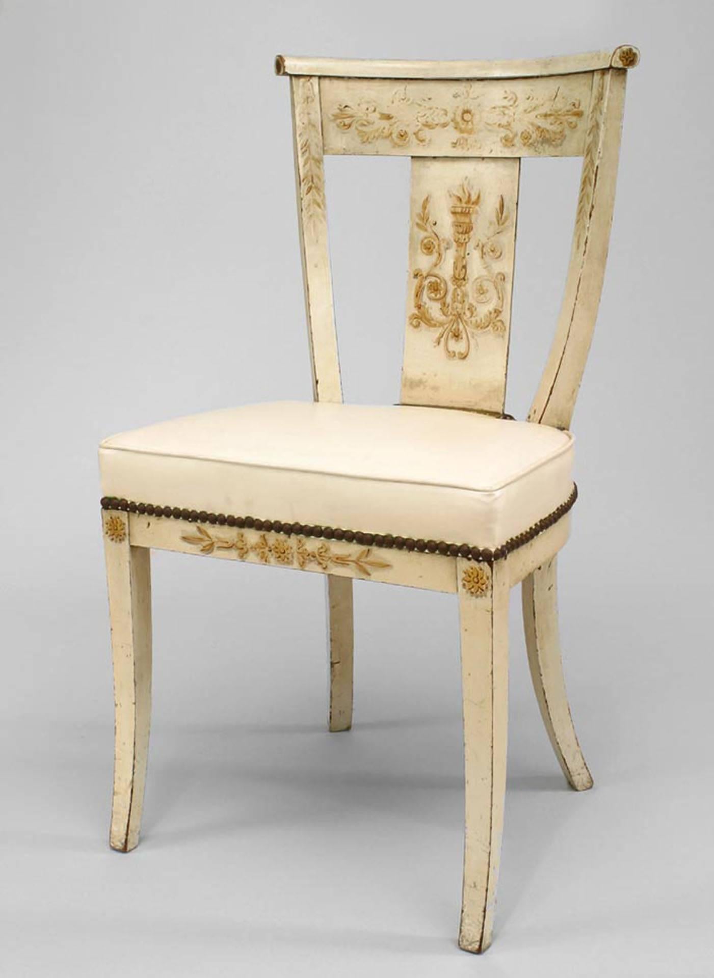 Satz von 4 italienischen neoklassizistischen weiß bemalten und blumenverzierten Beistellstühlen (19. Jahrhundert)
