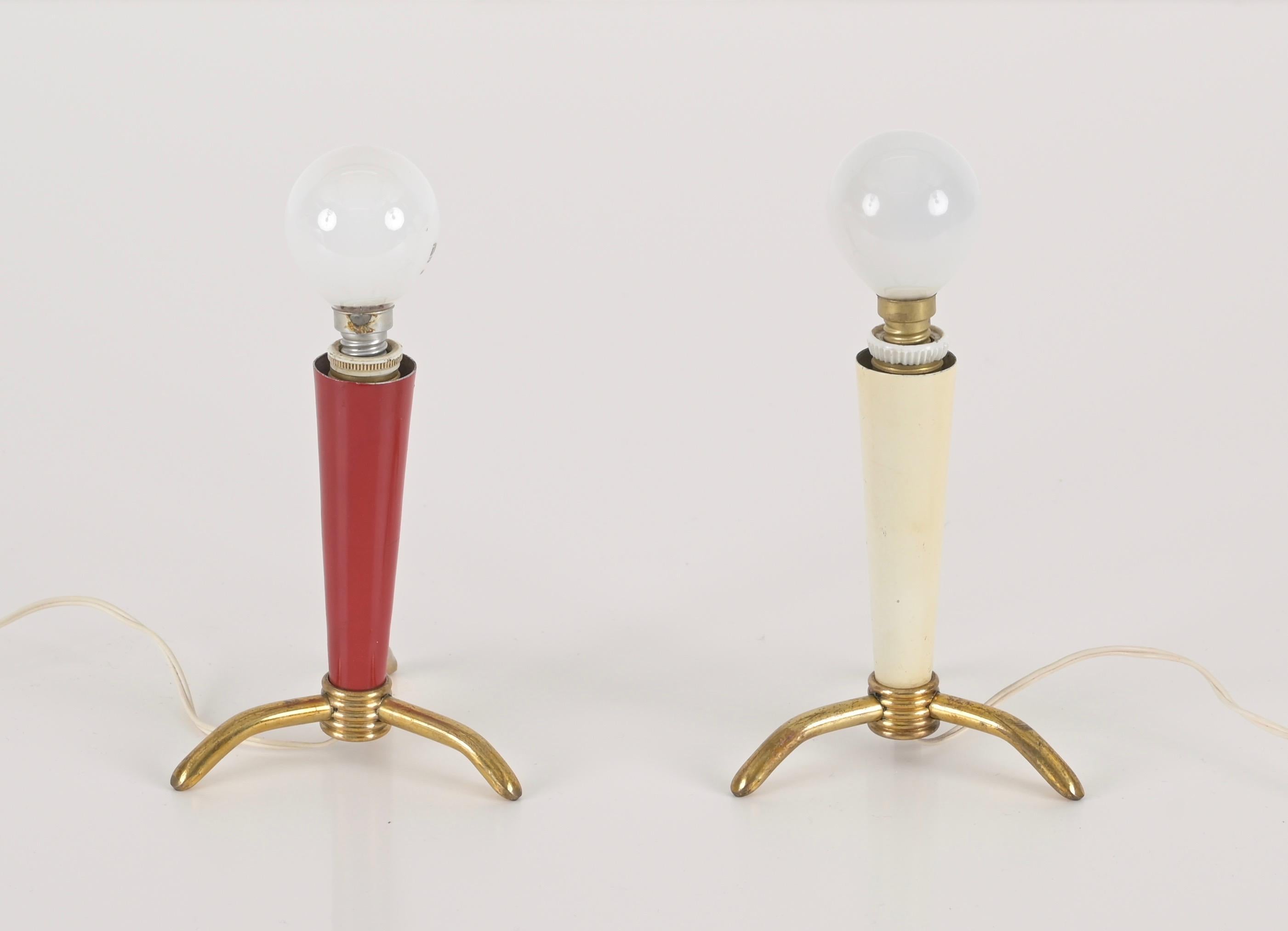 Paar italienische Tischlampen aus Messing, rotem und elfenbeinfarbenem Metall, Stilnovo, 1950er Jahre im Angebot 4