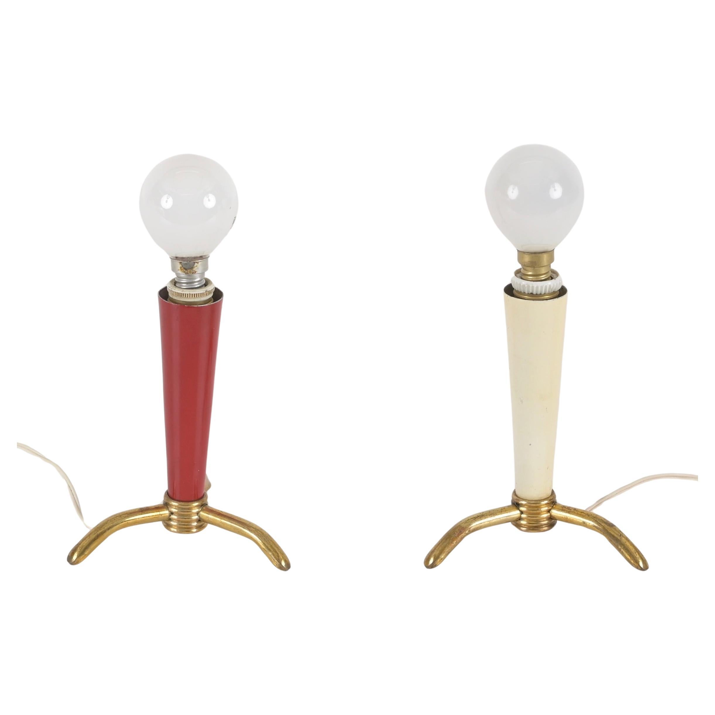 Paar italienische Tischlampen aus Messing, rotem und elfenbeinfarbenem Metall, Stilnovo, 1950er Jahre im Angebot