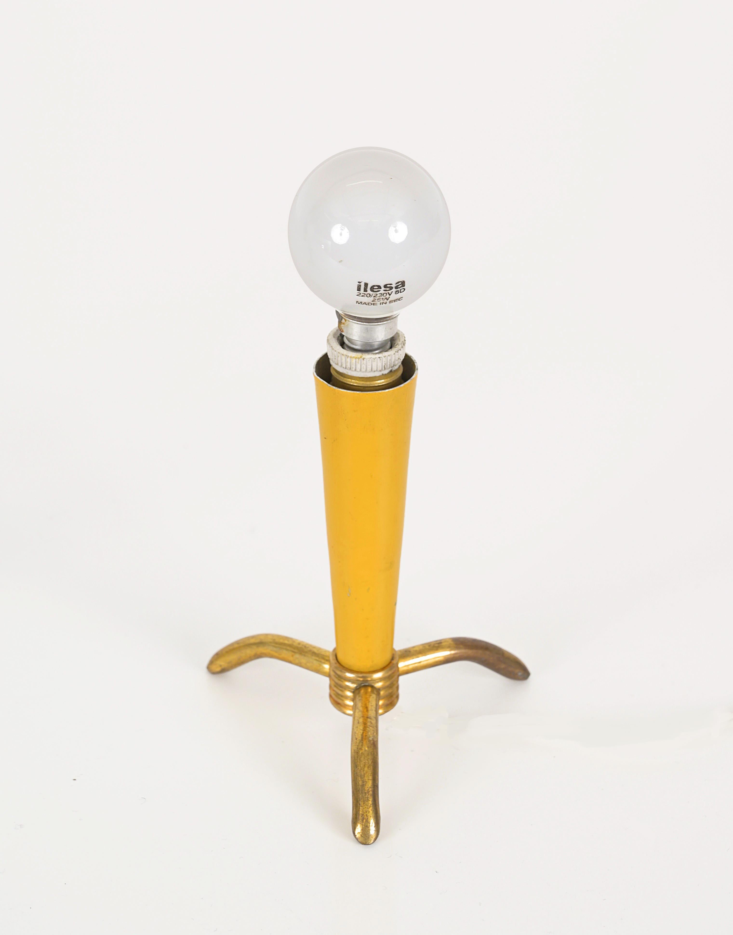 Ein Paar italienische Tischlampen aus Messing, gelbem und Tiffany-Metall, Stilnovo, 1950er Jahre (20. Jahrhundert) im Angebot