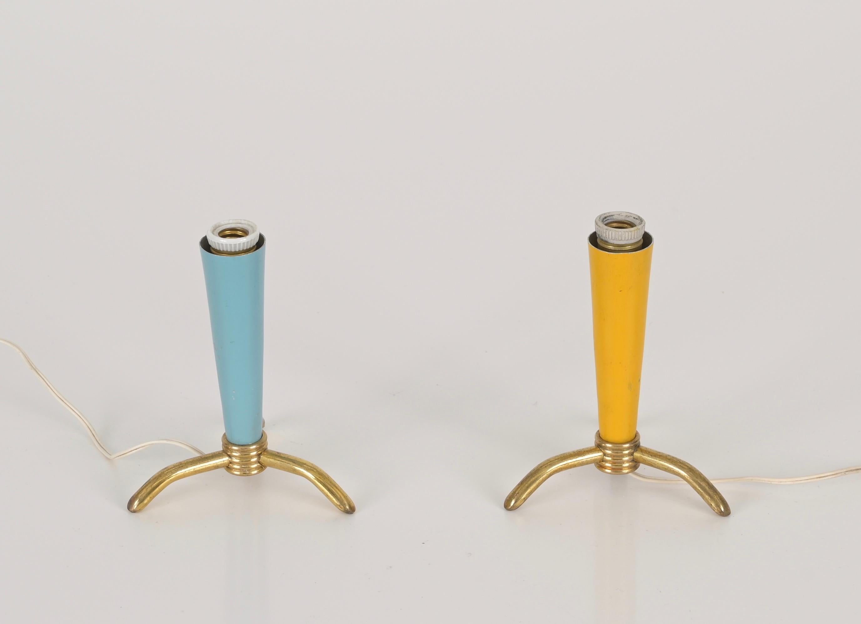Ein Paar italienische Tischlampen aus Messing, gelbem und Tiffany-Metall, Stilnovo, 1950er Jahre im Angebot 1