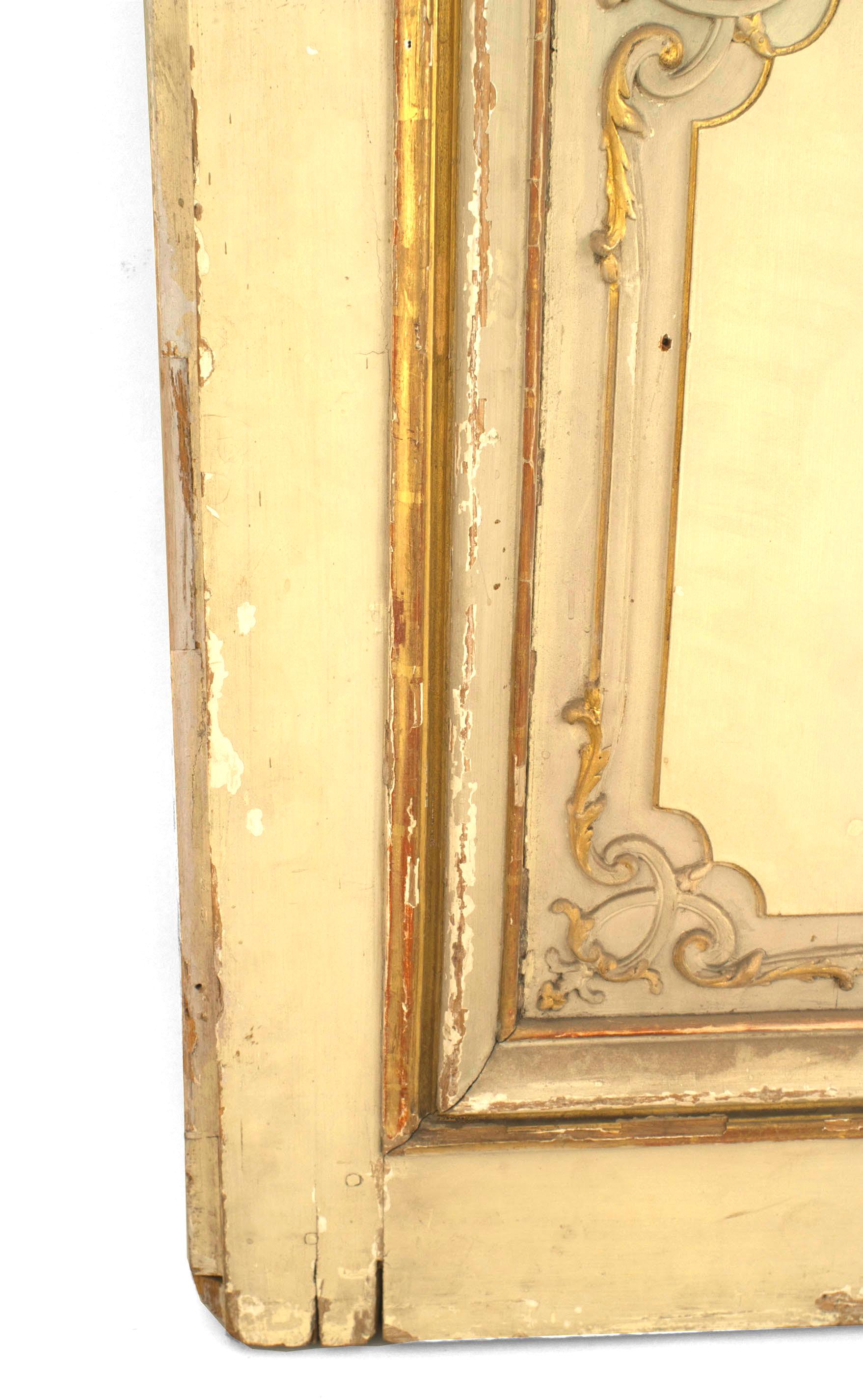 Paire de portes françaises de style Louis XV dorées et peintes en blanc en vente 3