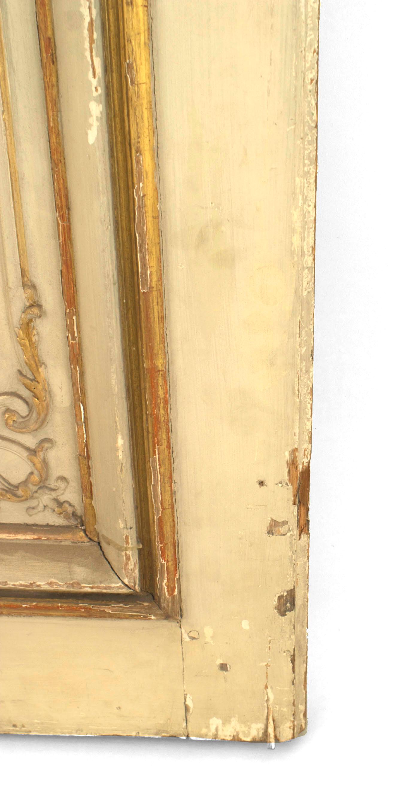 Paire de portes françaises de style Louis XV dorées et peintes en blanc en vente 4