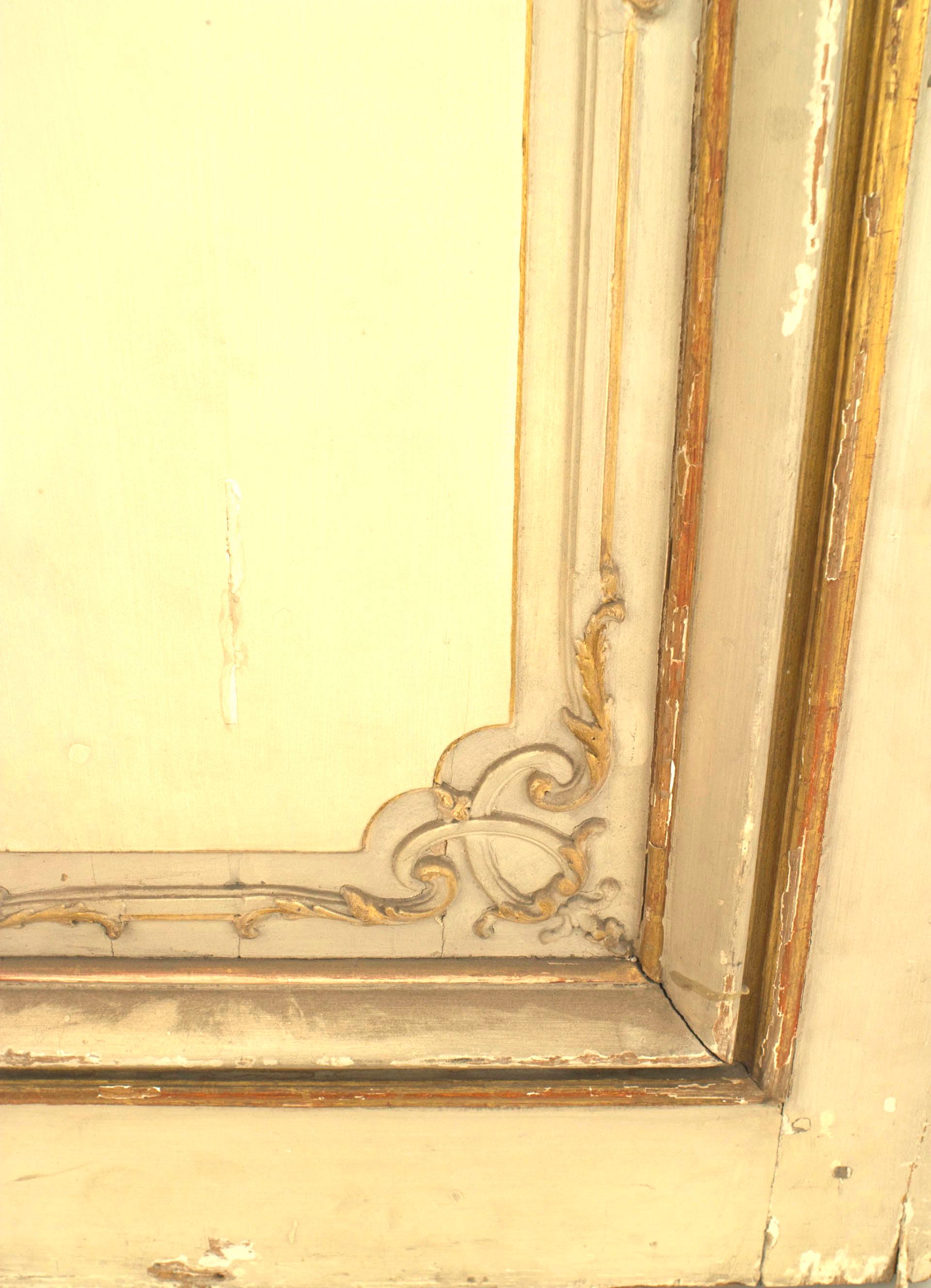 Paire de portes françaises de style Louis XV dorées et peintes en blanc en vente 5